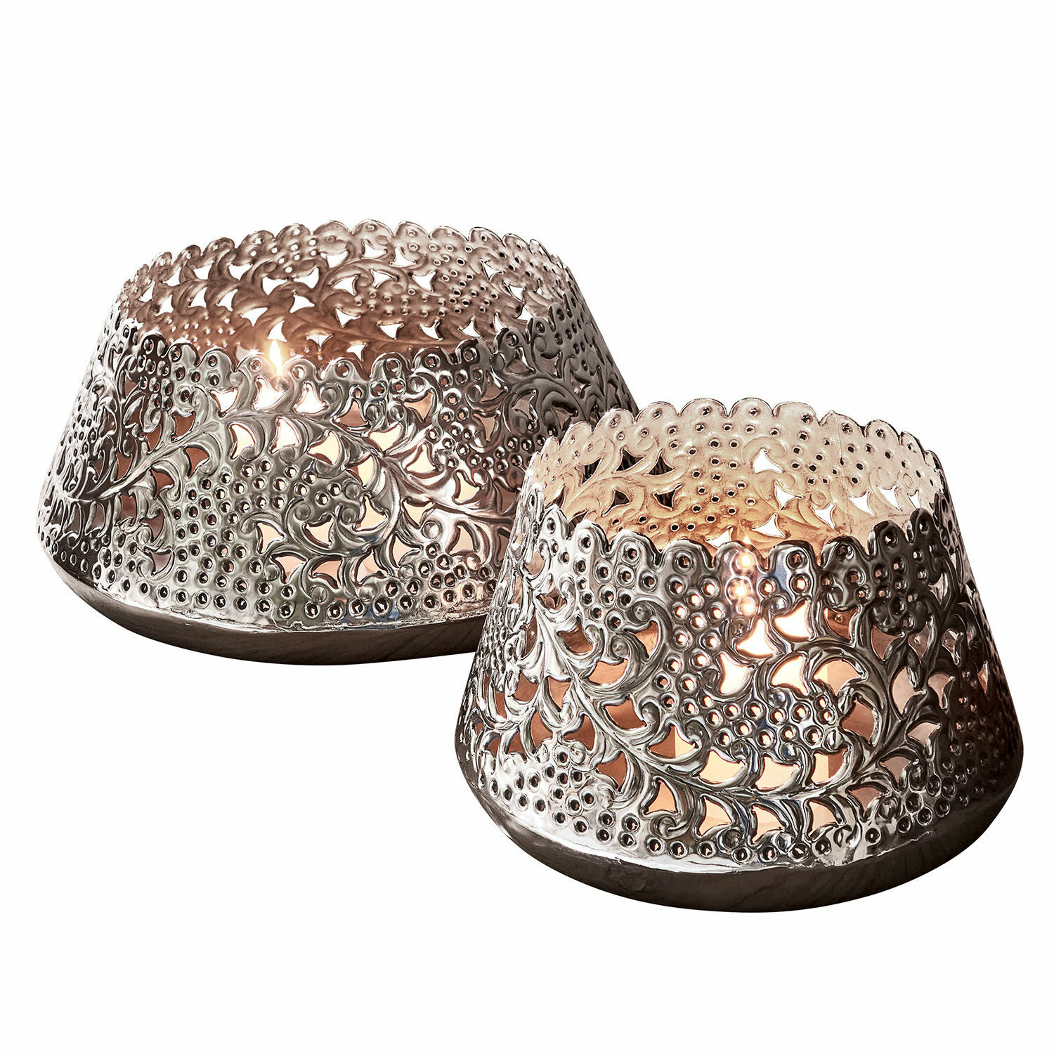 Set de 2 linternas Brebotte Dos portavelas de metal plateado con diseño calado de hojas, faroles decorativos para velas