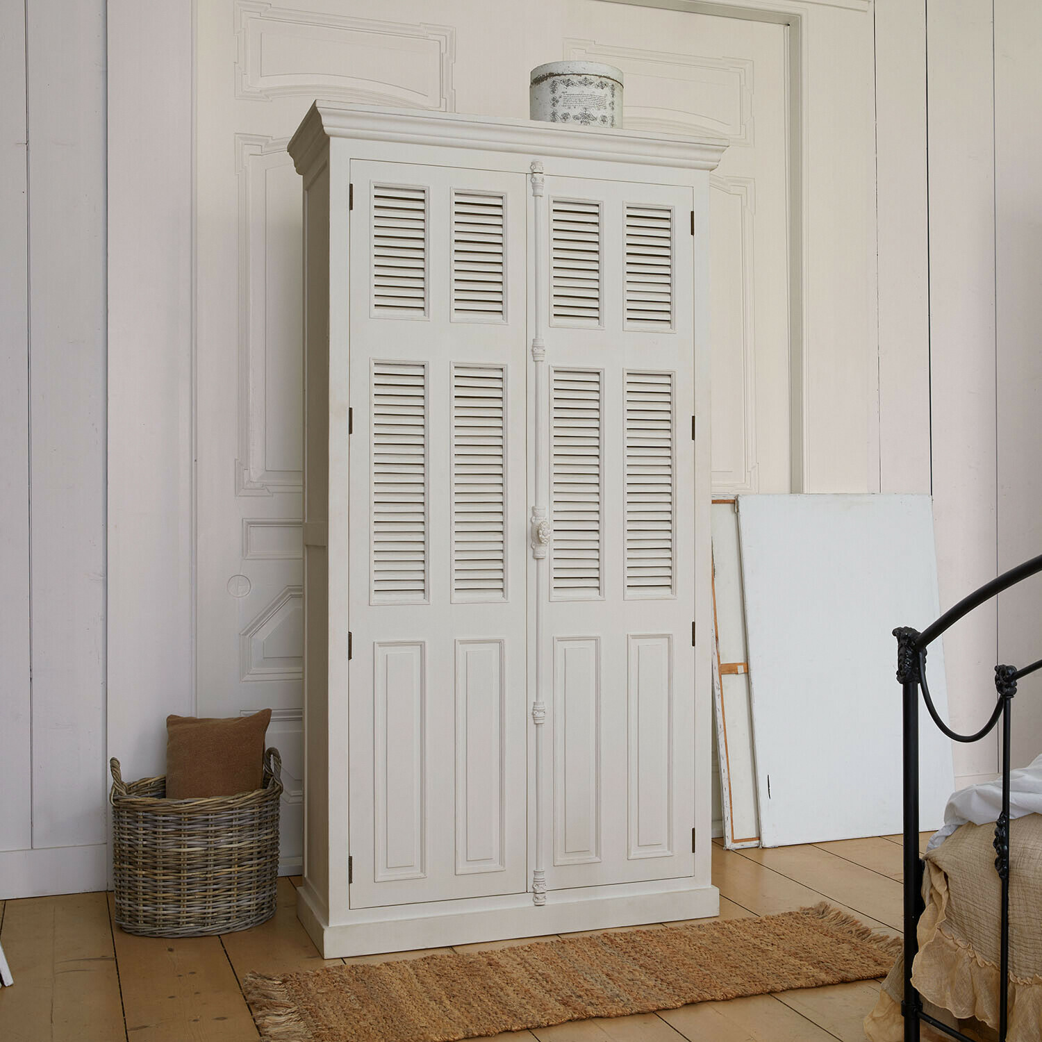 Armario ropero Elmsworth Armario blanco de madera con puertas de persiana estilo vintage para almacenamiento en dormitorio