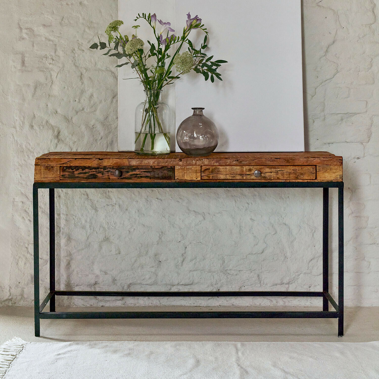 Consola Rovino Consola de madera y metal estilo industrial con dos cajones y decoración floral