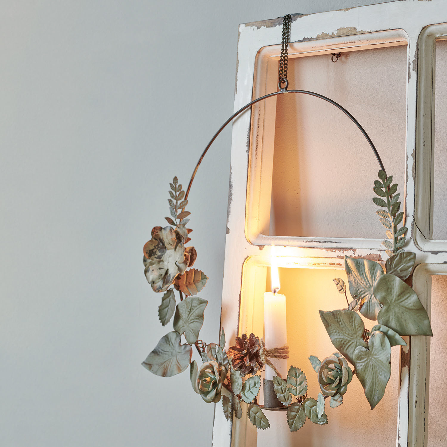 Candelabro Néville Corona metálica verde con hojas y flores, vela blanca decorativa encendida