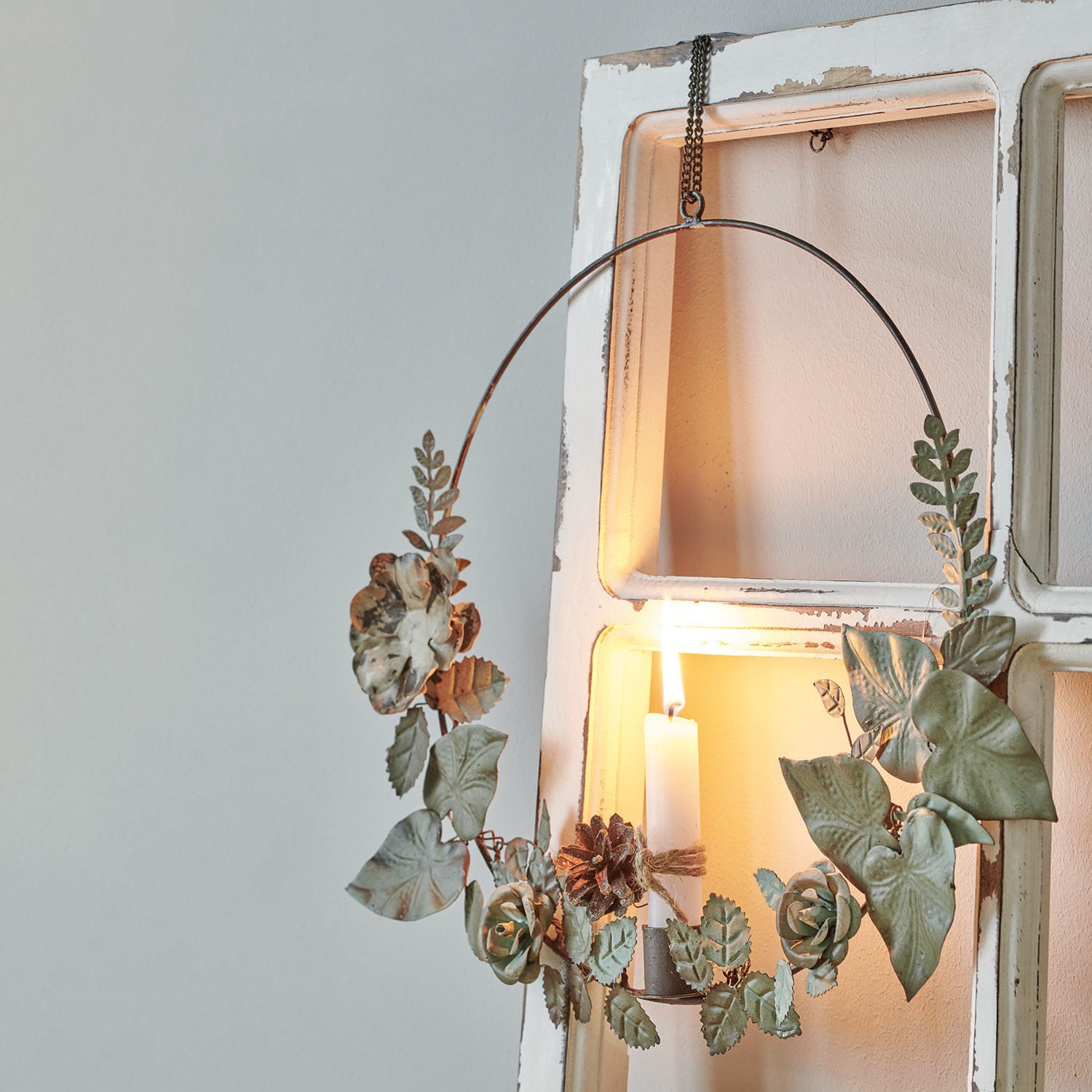 Candelabro Néville Corona metálica verde con hojas y flores, vela blanca decorativa encendida