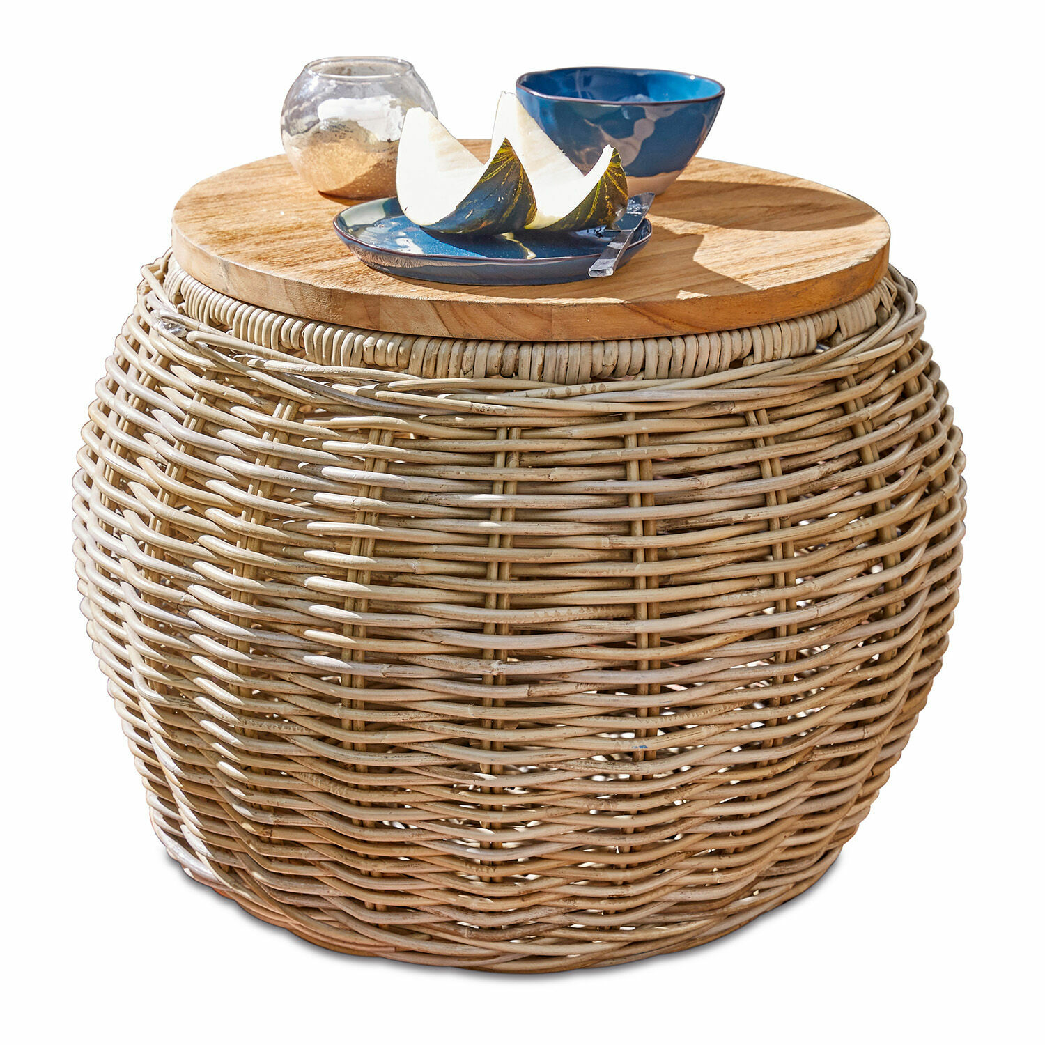 Mesa auxiliar Sartrouville Mesa redonda de ratán con tapa de madera natural, decorada con vajilla de cerámica azul