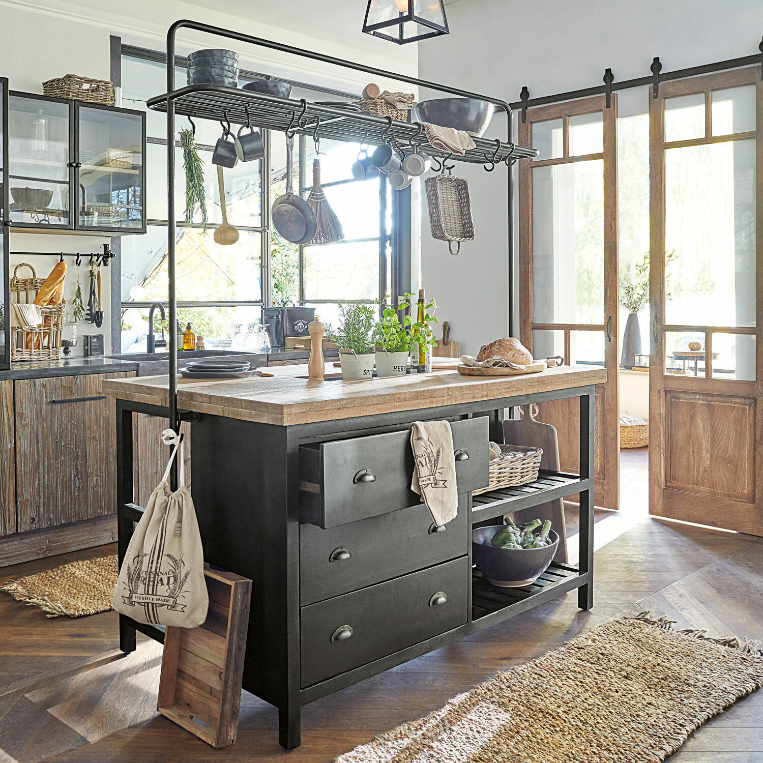 Mueble de cocina Anett Isla de cocina con estructura metálica negra y encimera de madera en cocina luminosa con luz natural