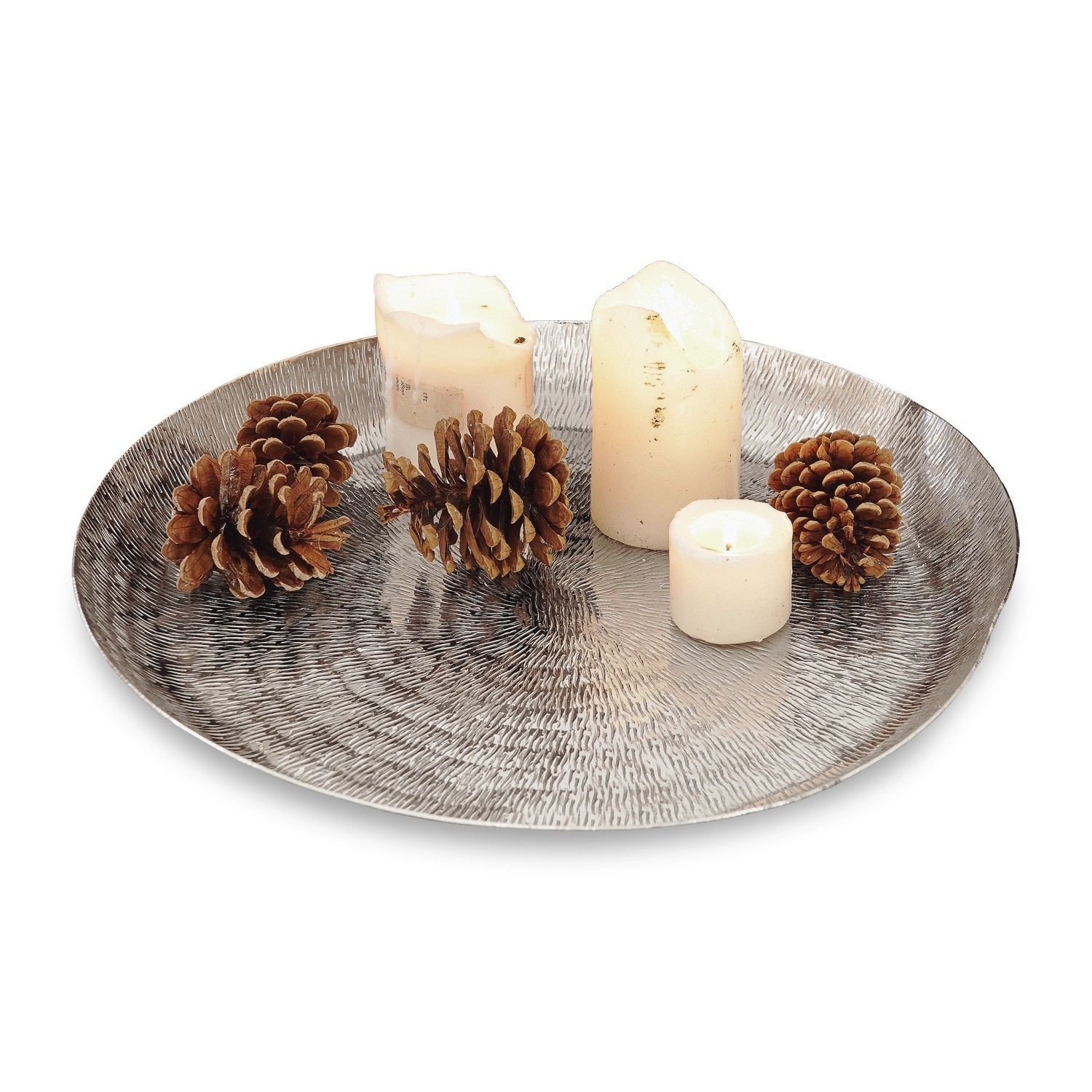 Bandeja Caelan Bandeja redonda de metal plateado con textura, velas blancas y piñas decorativas
