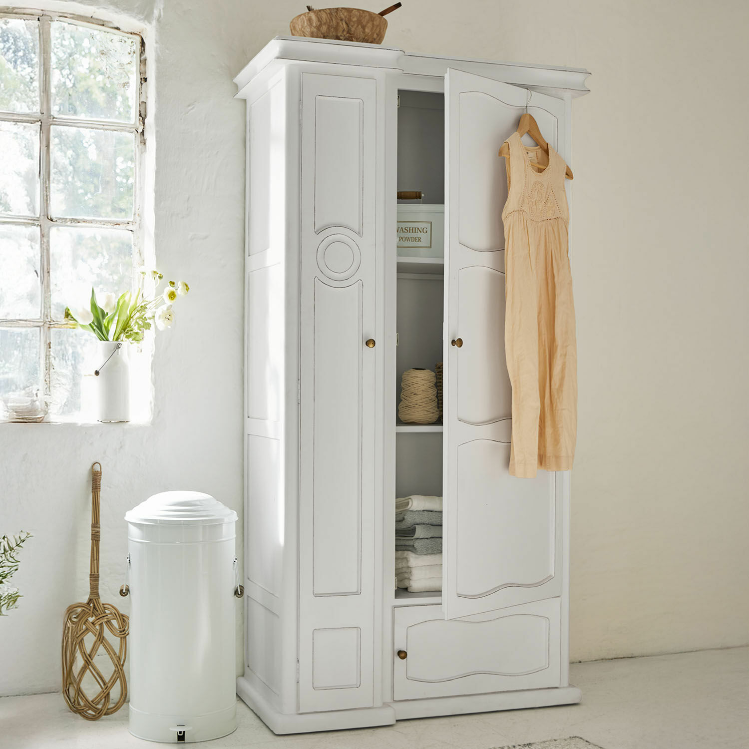 Armario Garlinet Armario de madera blanco con puertas abiertas y vestido beige colgado, mueble vintage de almacenamiento