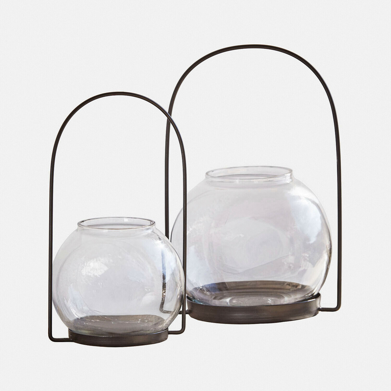 Set de 2 portavelas Serenaro Conjunto de dos faroles de vidrio transparente con asas metálicas negras para decoración interior