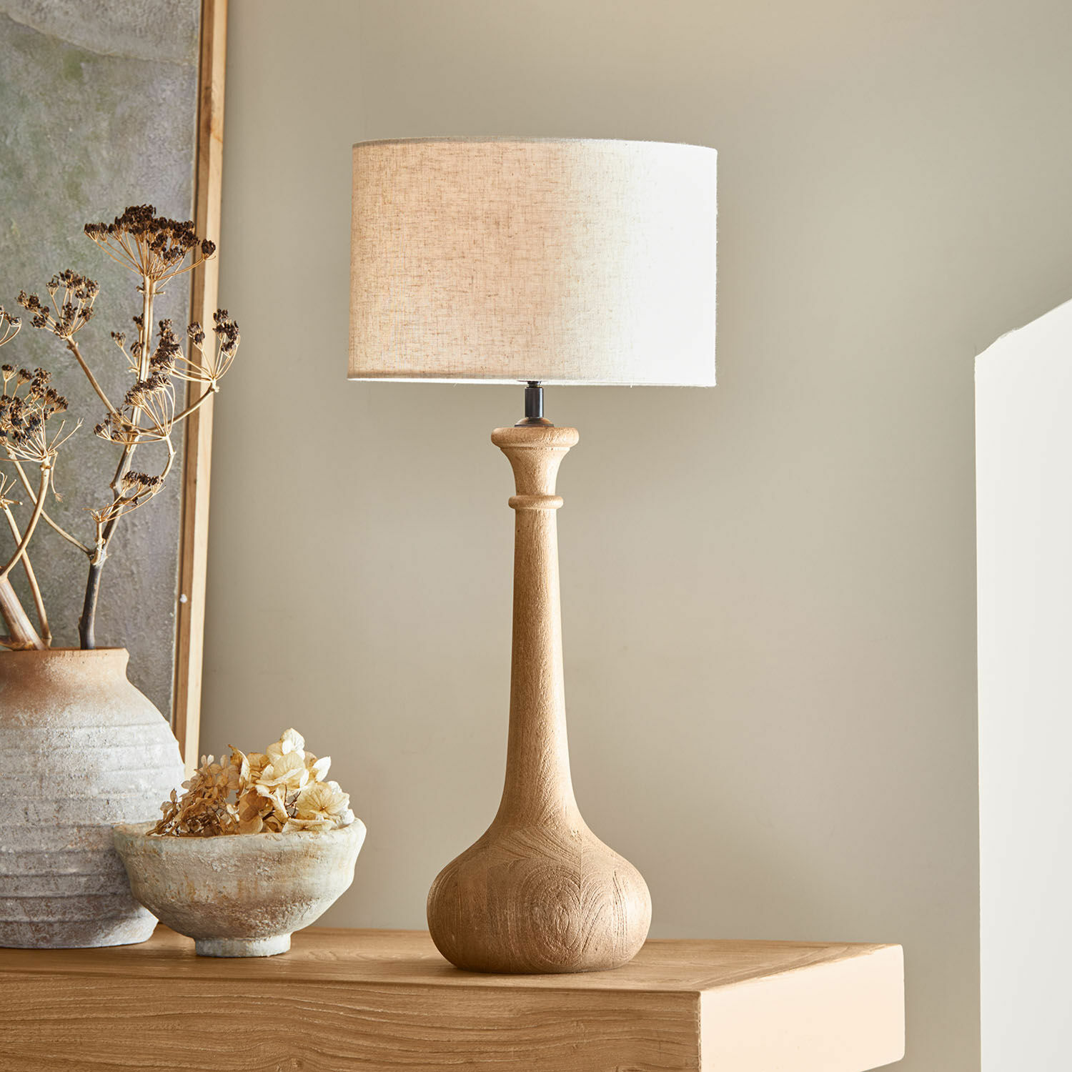 Lámpara de mesa con base de madera y pantalla beige, decoración natural para interiores