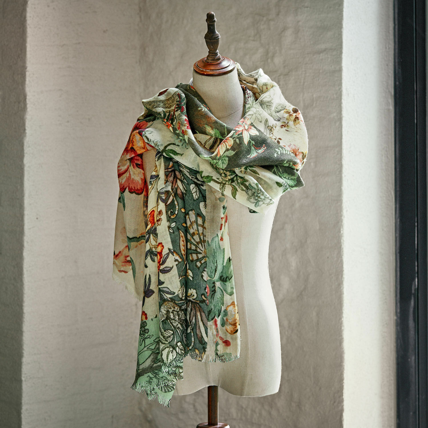 Chal Garnay Gran chal con diseño floral en tonos verdes y crema, tejido suave, accesorio de moda