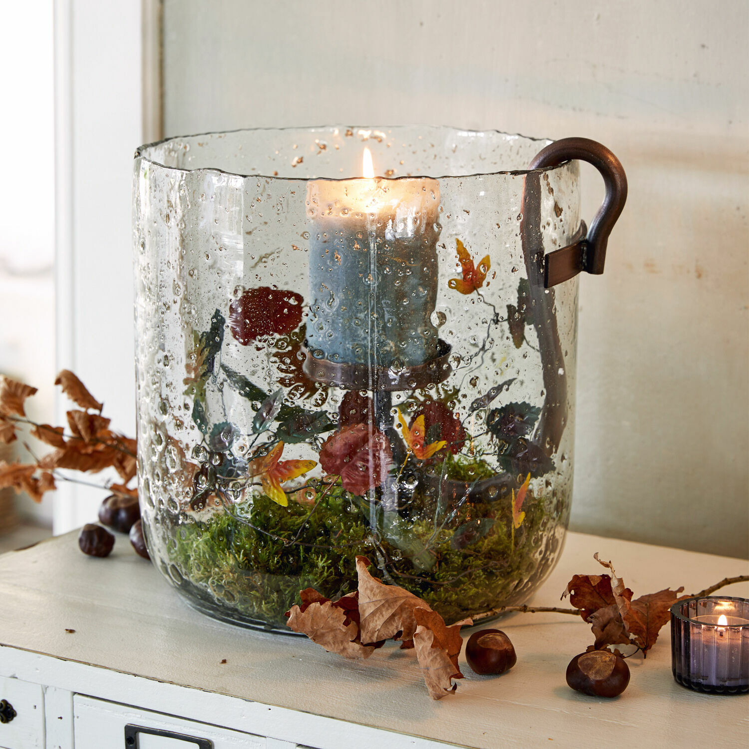 Farolillo Dions Portavelas de vidrio con asa y vela azul, decorado con musgo y flores, decoración otoñal