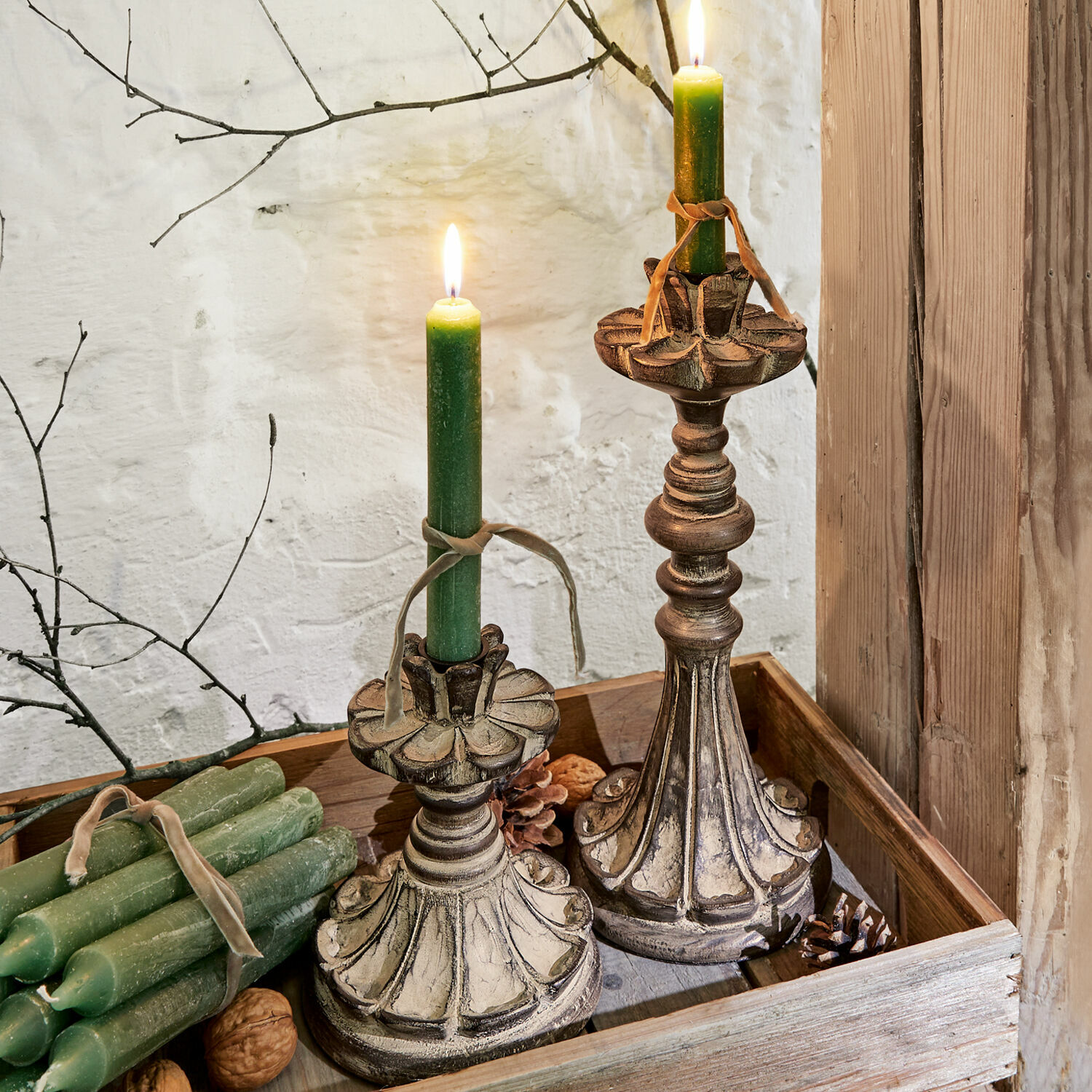 Set de 2 candeleros Tocantins Candelabros de madera con velas verdes en bandeja de madera, decoración rústica para interiores