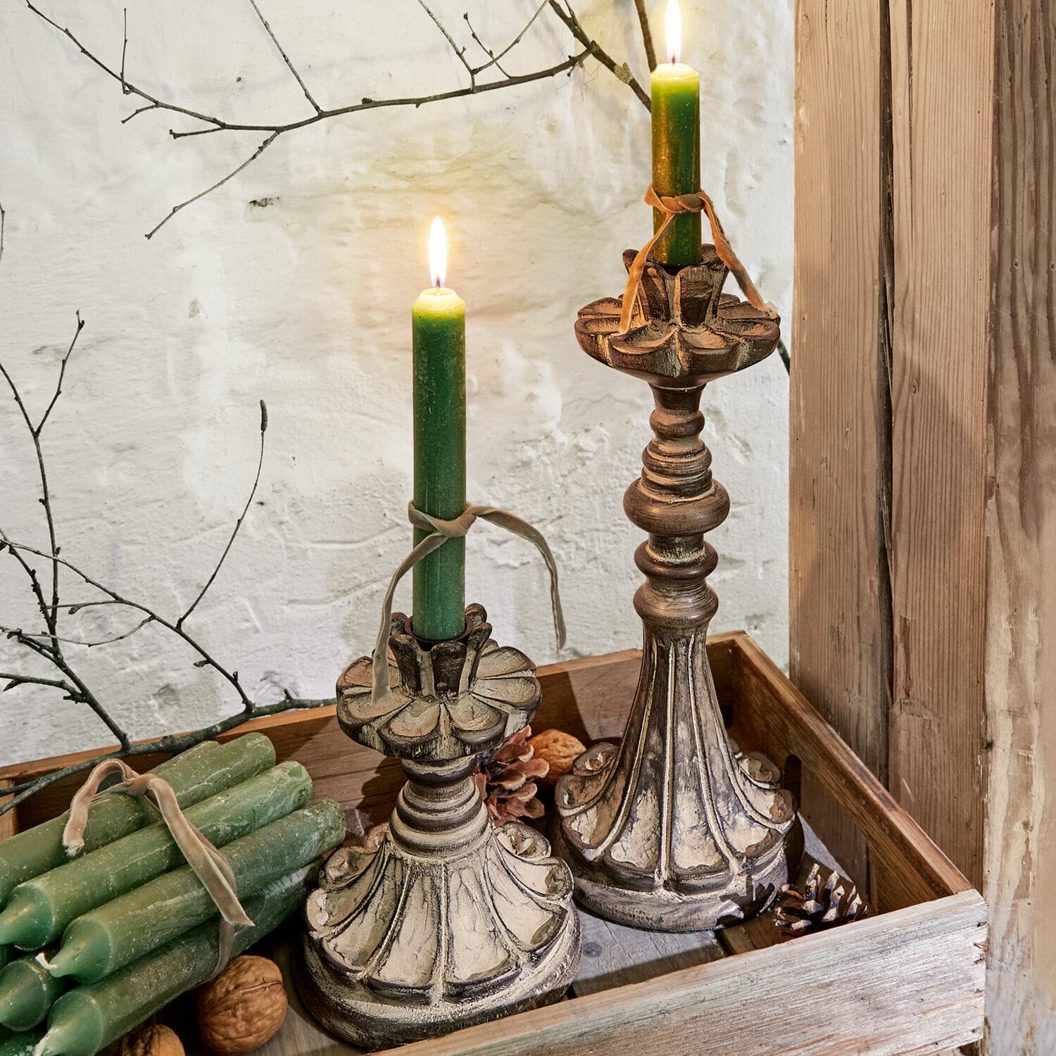 Set de 2 candeleros Tocantins Candelabros de madera con velas verdes en bandeja de madera, decoración rústica para interiores