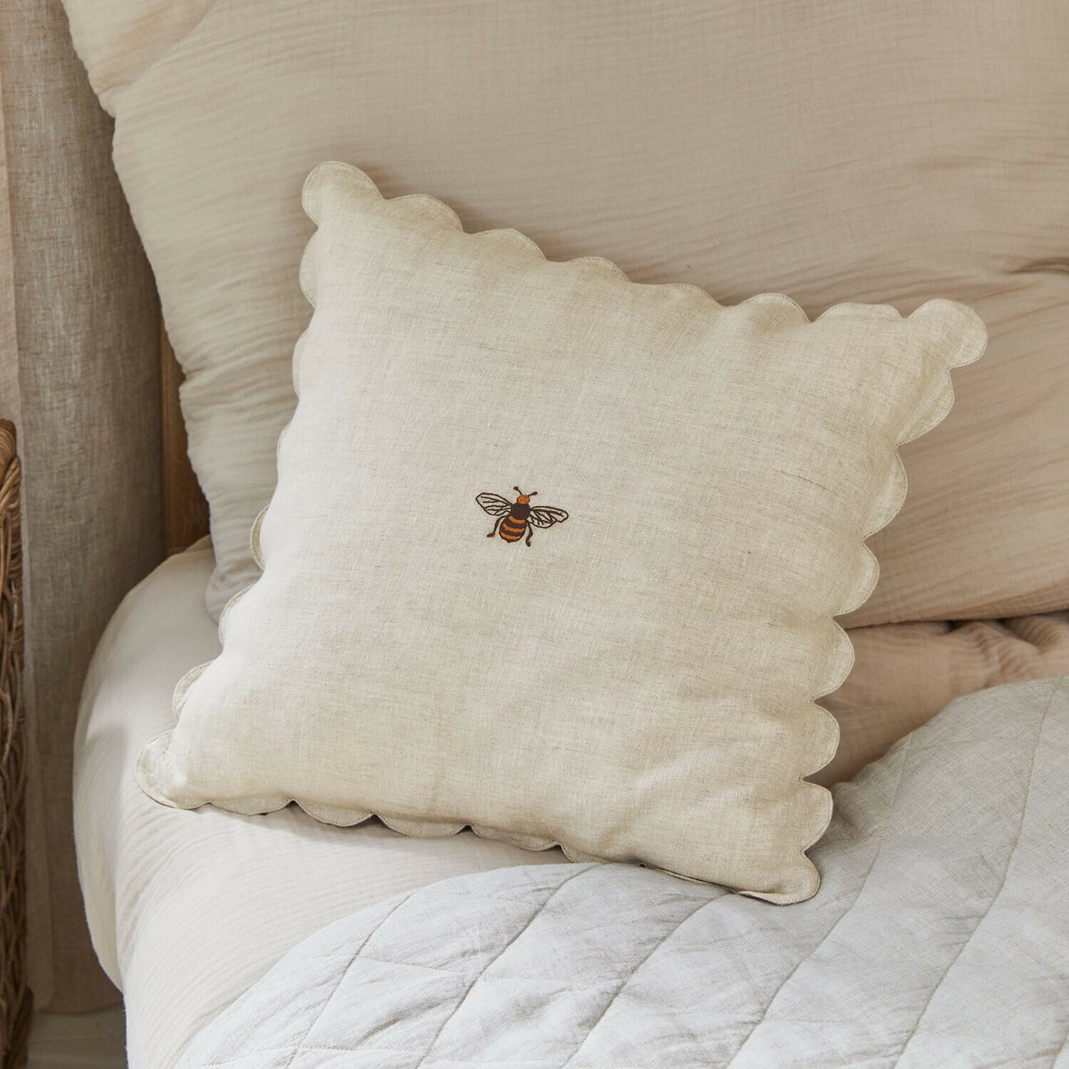 Funda de cojín Fluttery Cojín beige de lino con borde ondulado y bordado de abeja, decoración para dormitorio