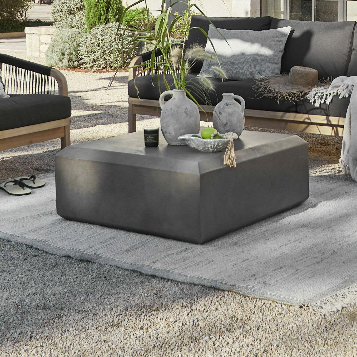 Mesa de centro Theodoros Mesa de centro moderna de hormigón gris en exterior con decoración y muebles de jardín