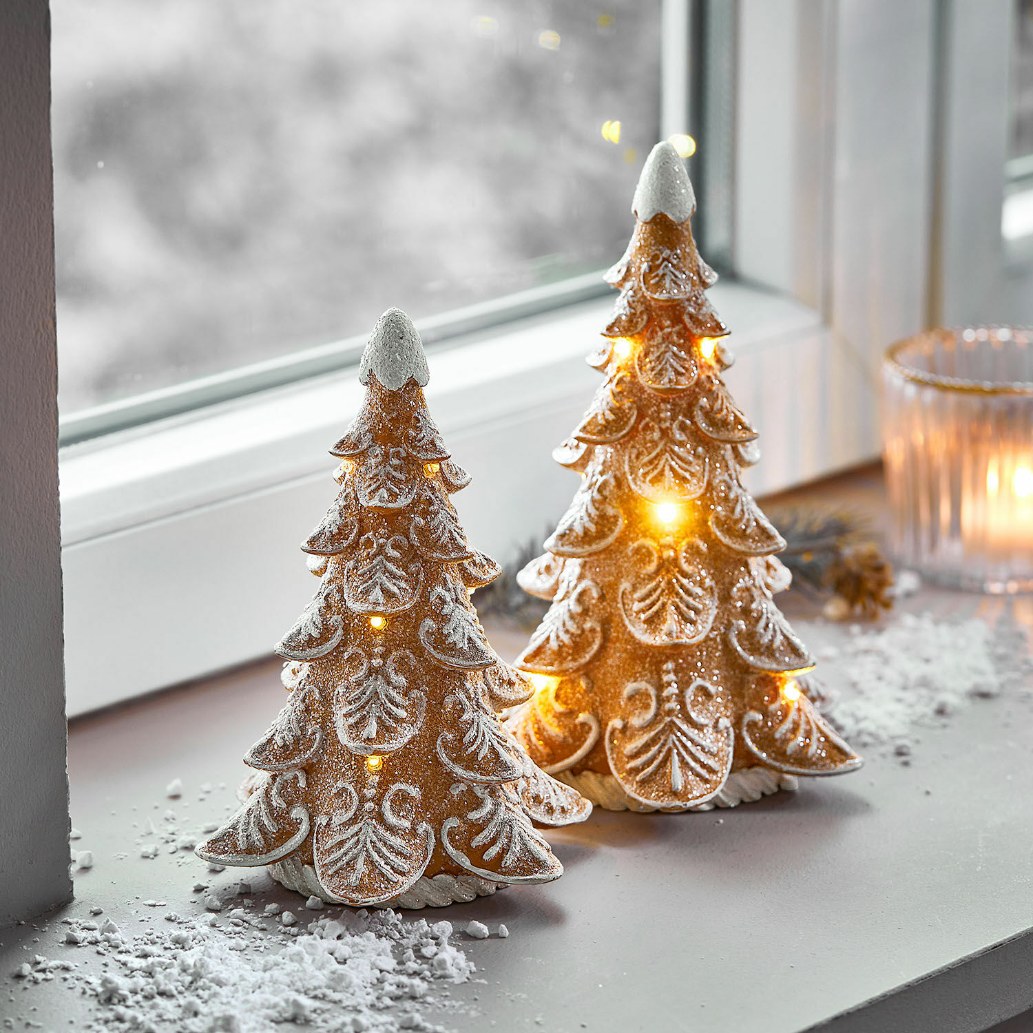 Set de 2 árboles LED Anyama Dos árboles de Navidad decorativos de cerámica con luces LED y efecto nieve blanca en el alféizar