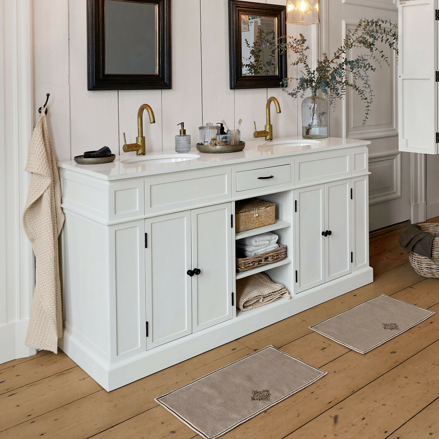 Mueble de baño con lavabo doble Lydia Mueble de baño blanco de madera con doble lavabo y grifos dorados, estilo vintage