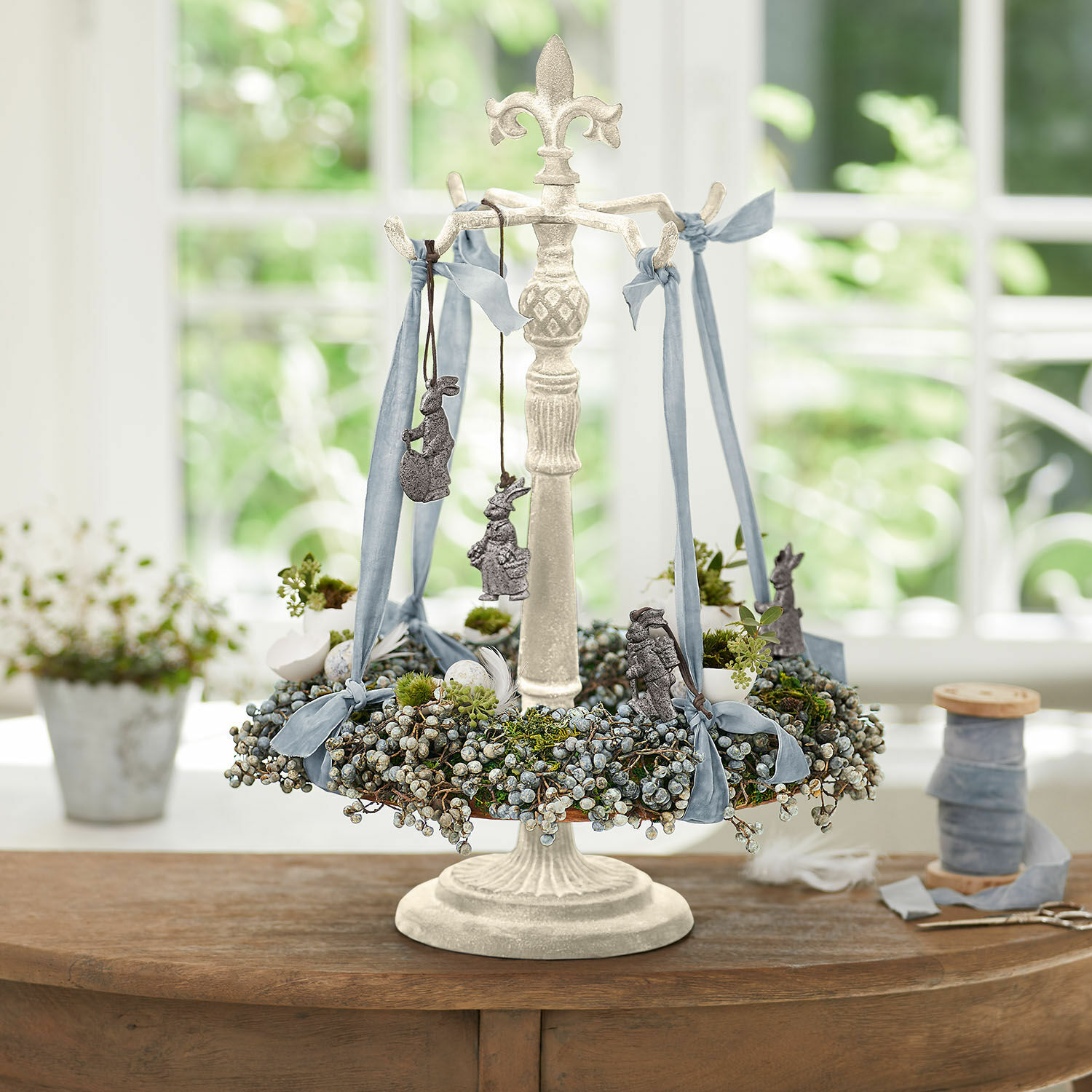 Soporte para coronas Antwan Soporte decorativo de metal blanco con corona verde y cintas azules para decoración de primavera en mesa