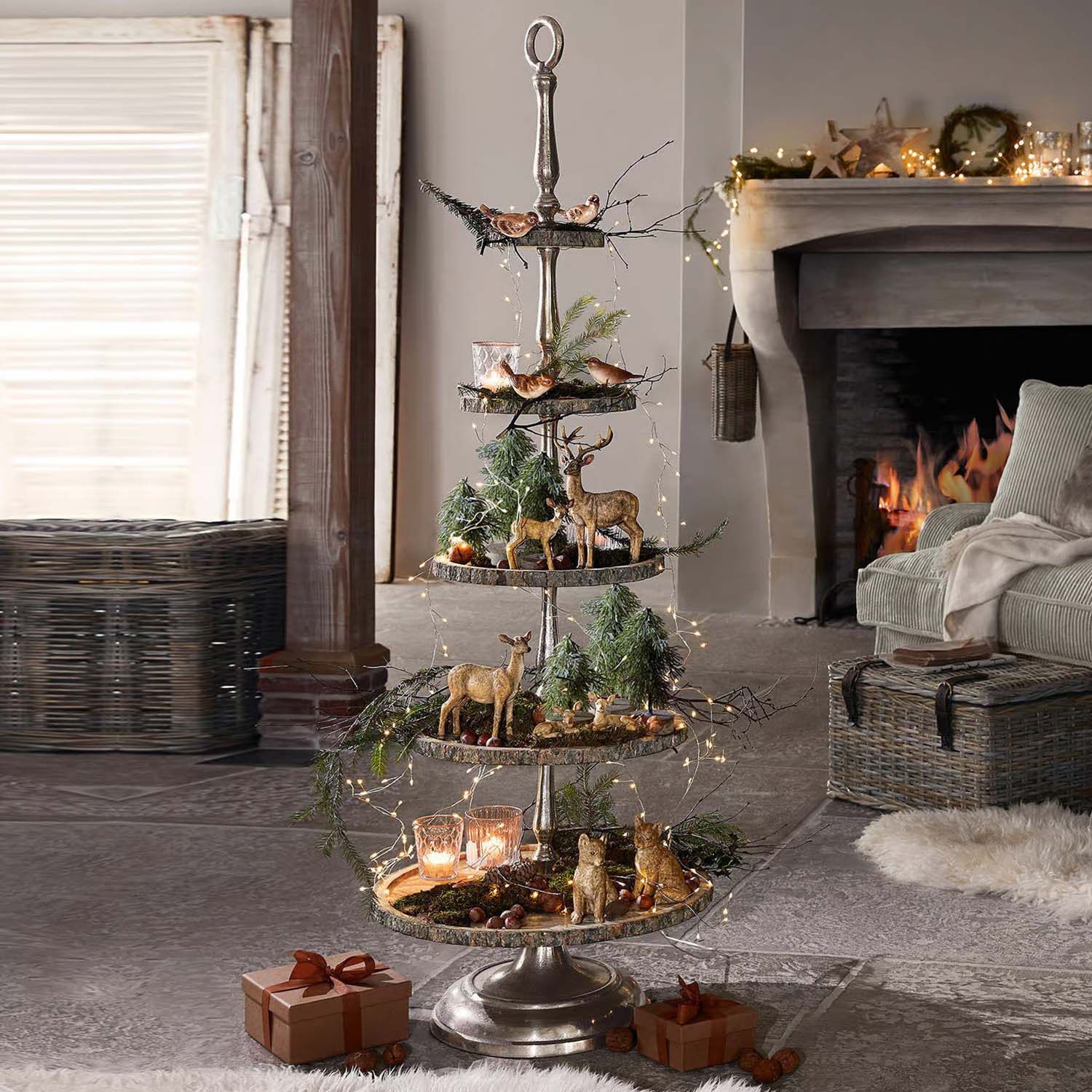Decoración metálica de cuatro niveles con bandejas de madera, figuras navideñas de animales y luces LED