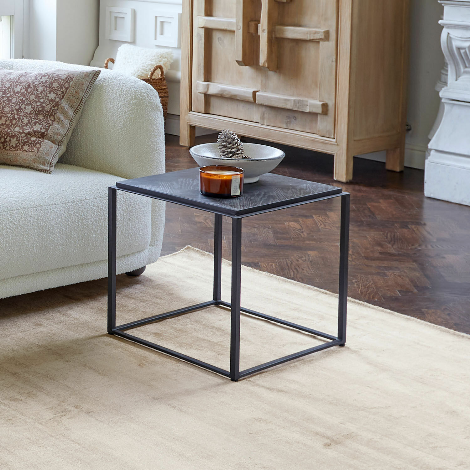 Mesa auxiliar Lumesto Mesa de centro cuadrada de metal negro y madera en sala moderna con alfombra beige