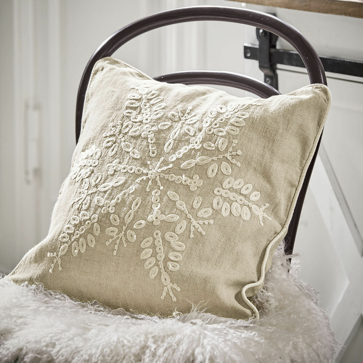 Funda de cojín Snowflake Cojín beige de lino con bordado blanco sobre silla con cubierta de piel sintética, decoración interior