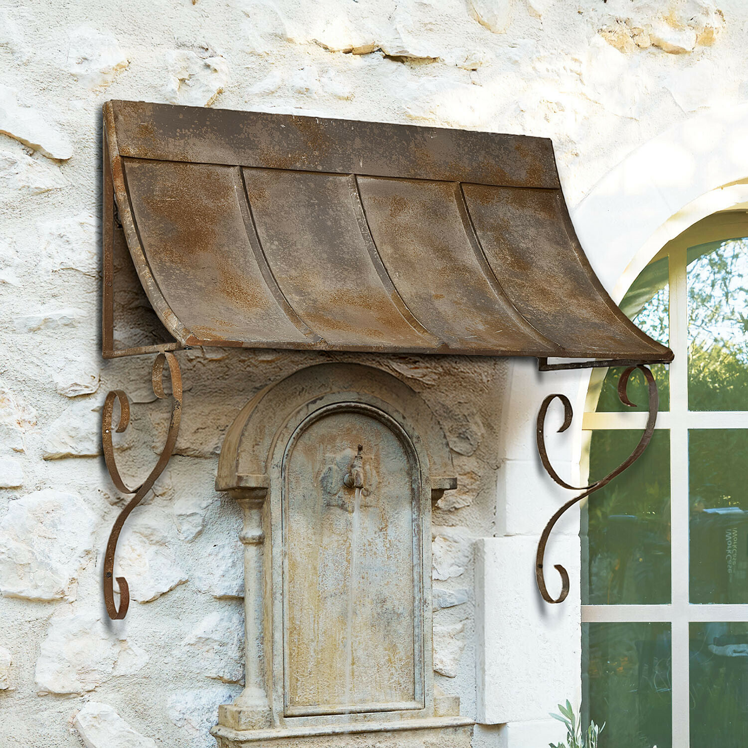 Tejadillo Garons-sur-Loire Toldo metálico rústico con acabado oxidado sobre fuente de piedra exterior
