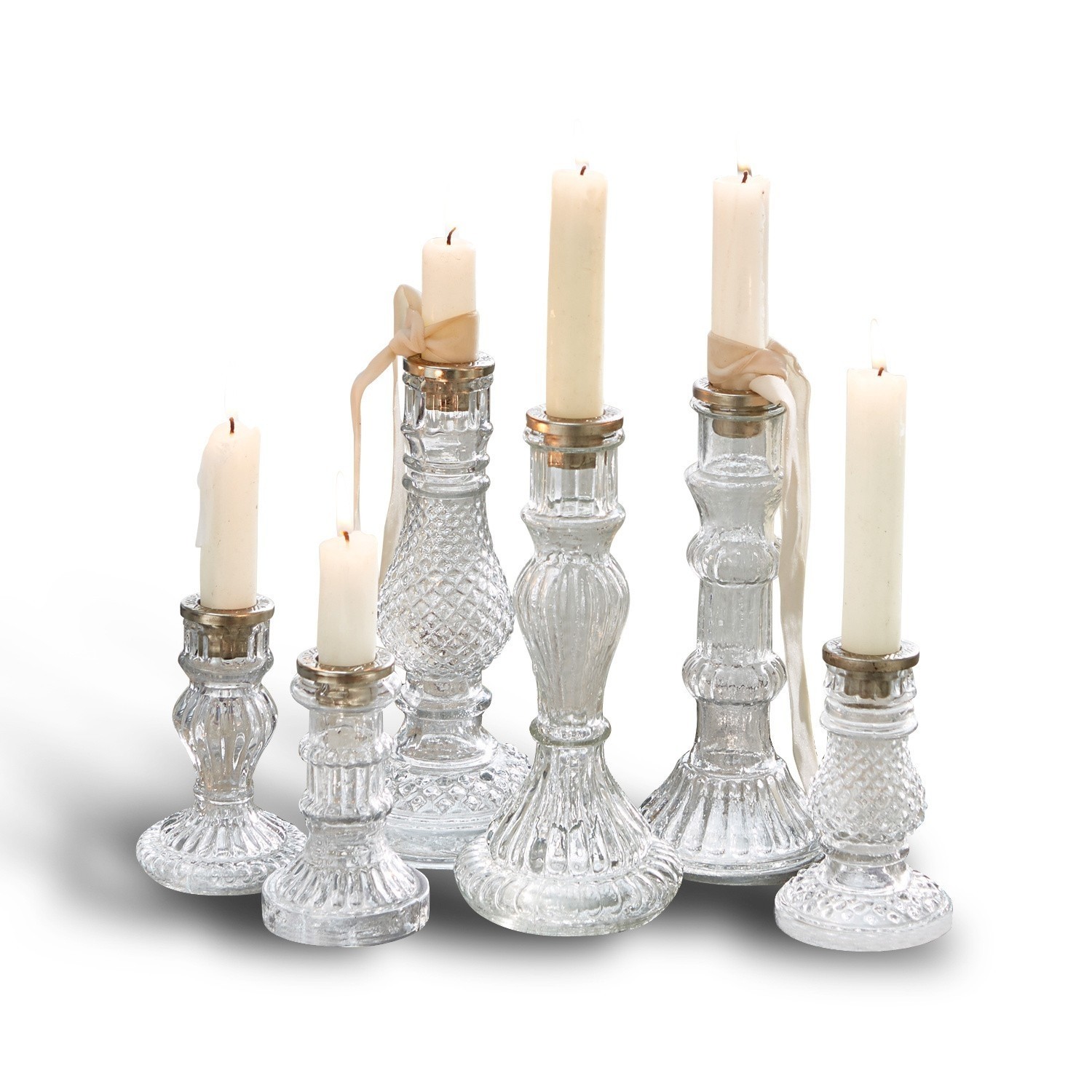 Set de 6 candeleros Youna Conjunto de seis candelabros de vidrio transparente con velas blancas y anillos plateados