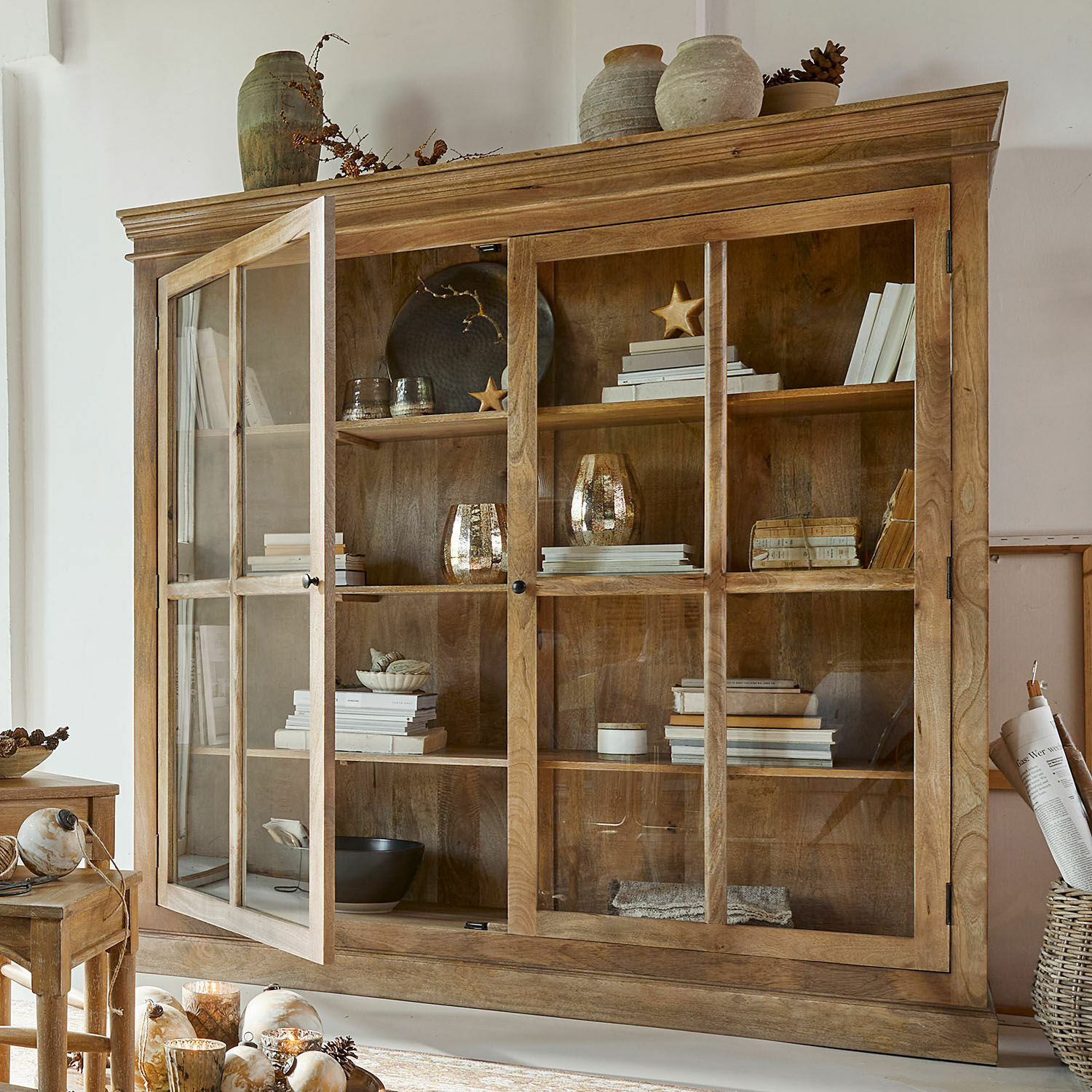 Armario Norcelles Vitrina de madera con puertas de cristal y decoraciones, color natural de madera, mueble de salón