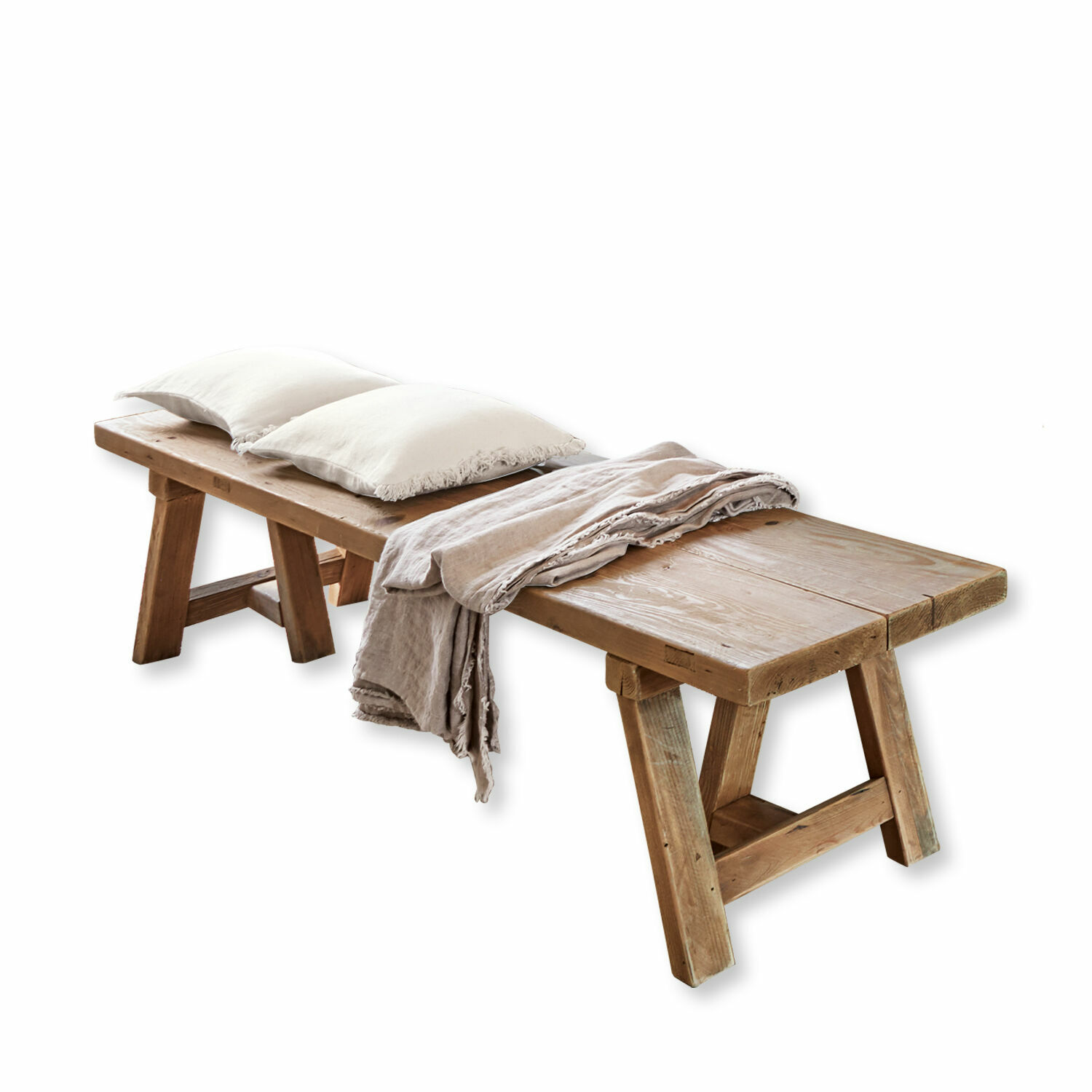 Banco Amherst Banco de madera natural con dos cojines claros y una manta beige encima