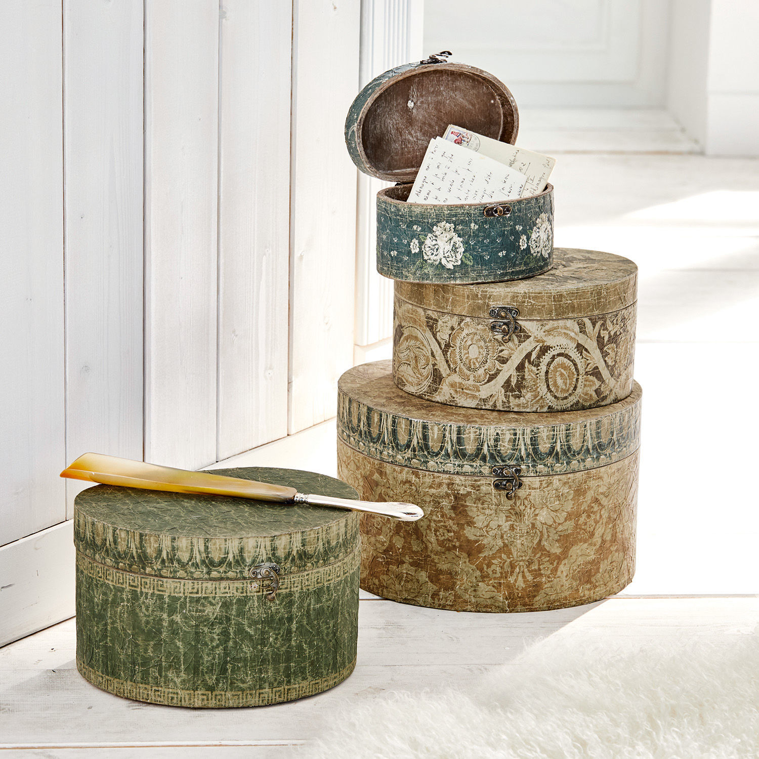 Set de 4 cajas Talais Conjunto de cuatro cajas decorativas redondas de papel en tonos verdes y beige con patrones y cartas antiguas
