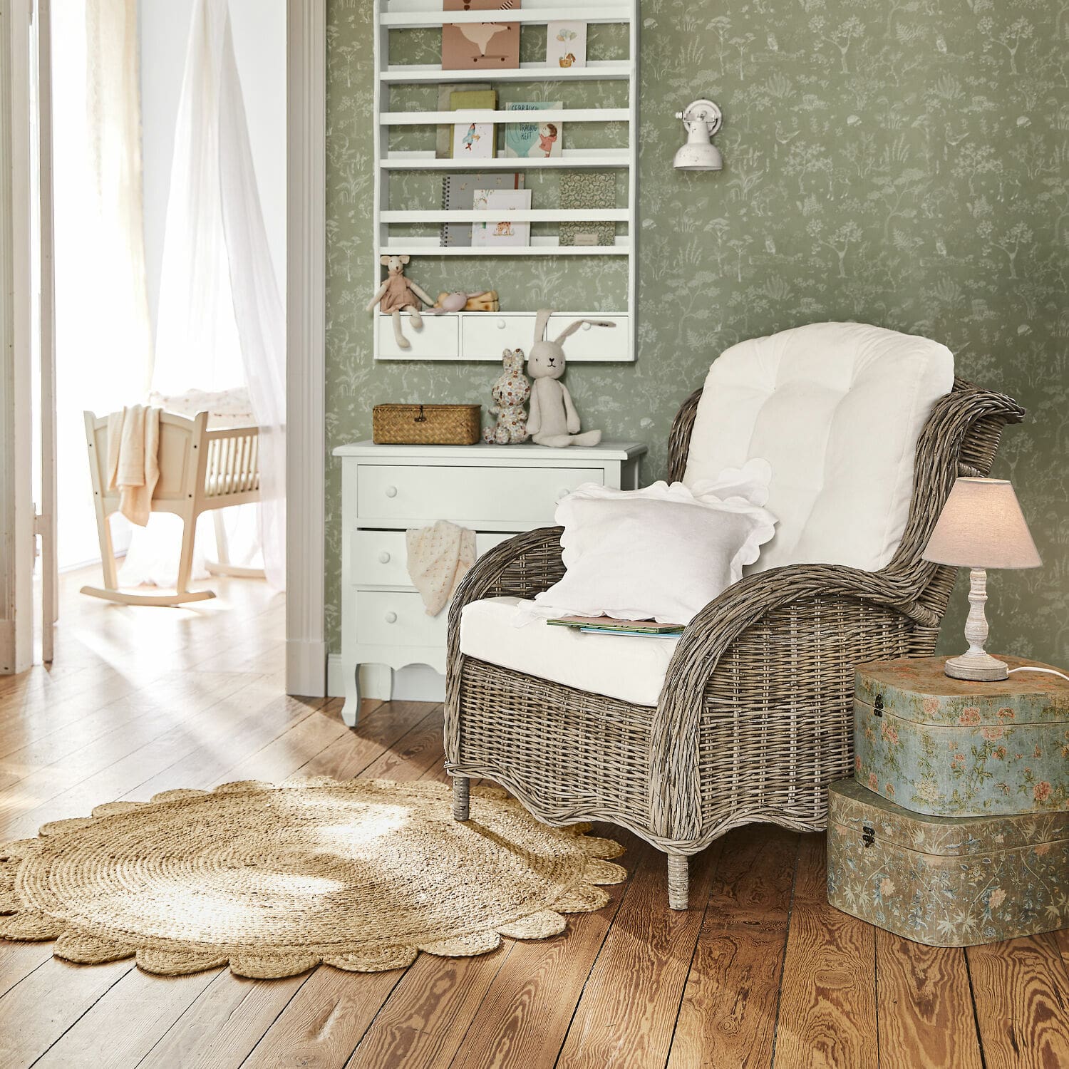 Alfombra Ferce Sillón de ratán con cojín blanco en habitación acogedora con papel pintado verde y suelo de madera
