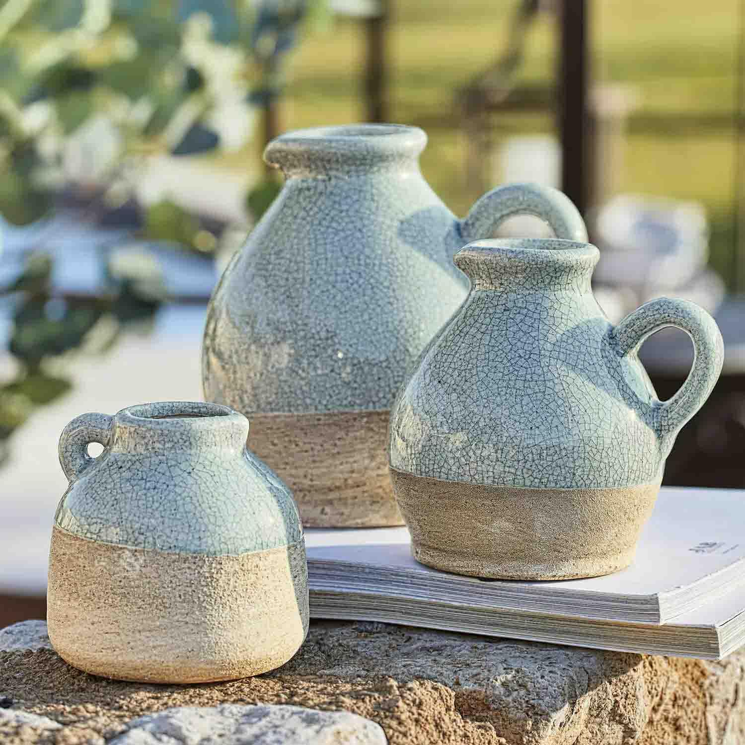 Conjunto de tres jarrones de cerámica azul y beige con textura craquelada, decoración para mesa