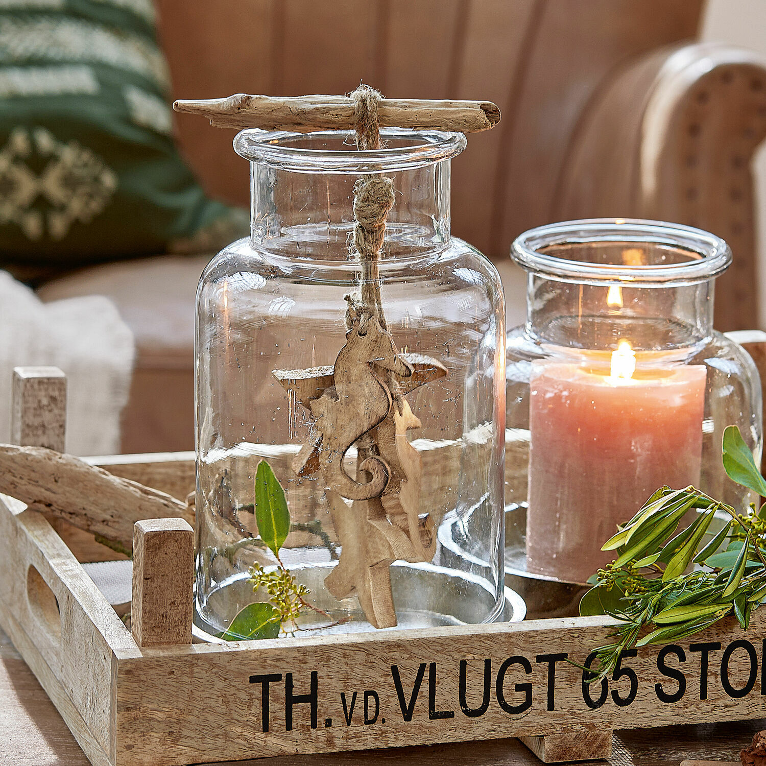 Guirnalda Yasin Jarrón de vidrio con decoración de madera y vela sobre bandeja de madera natural para decoración interior