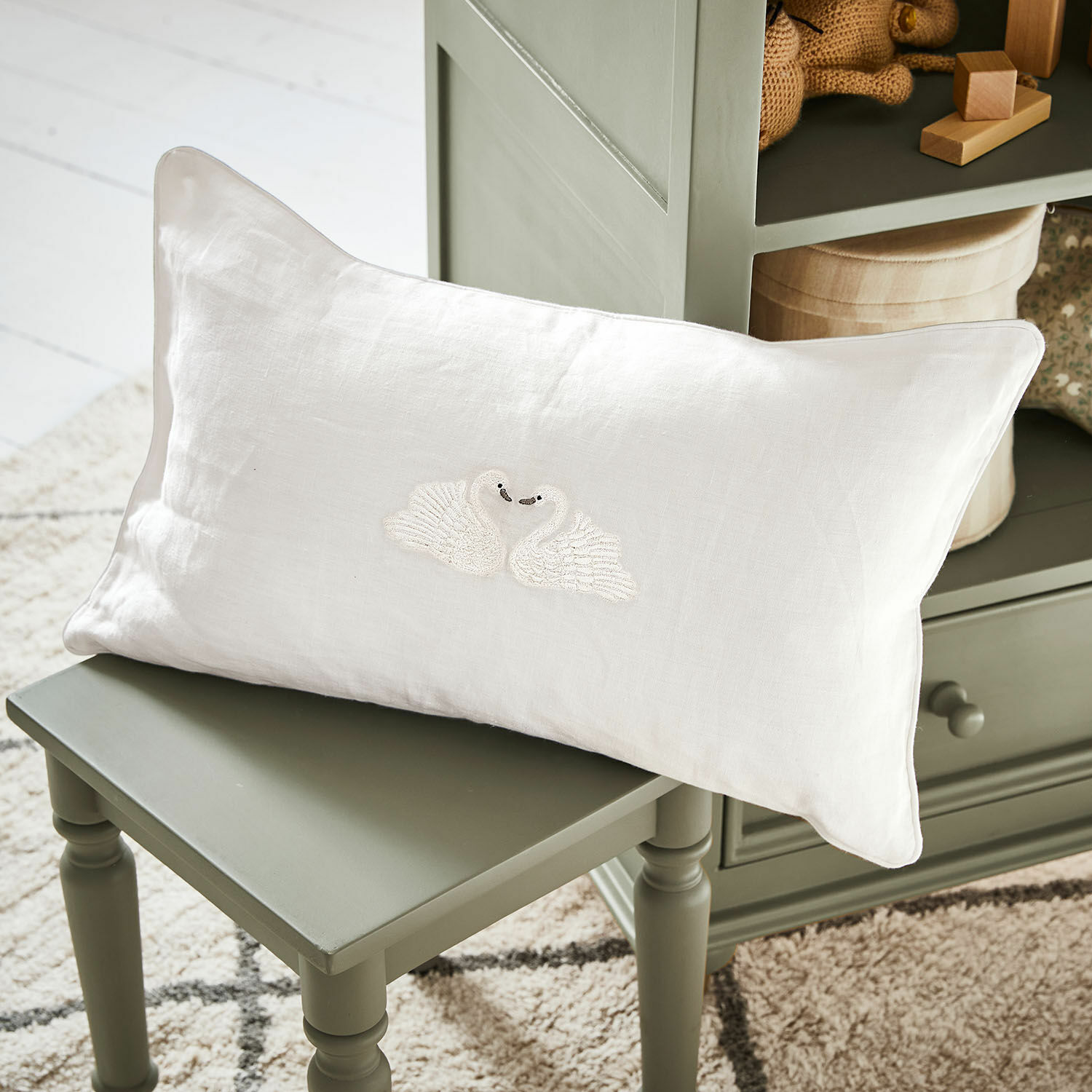Funda de cojín Rialuna Cojín blanco de lino con bordado de dos cisnes sobre silla verde, decoración y textiles para el hogar