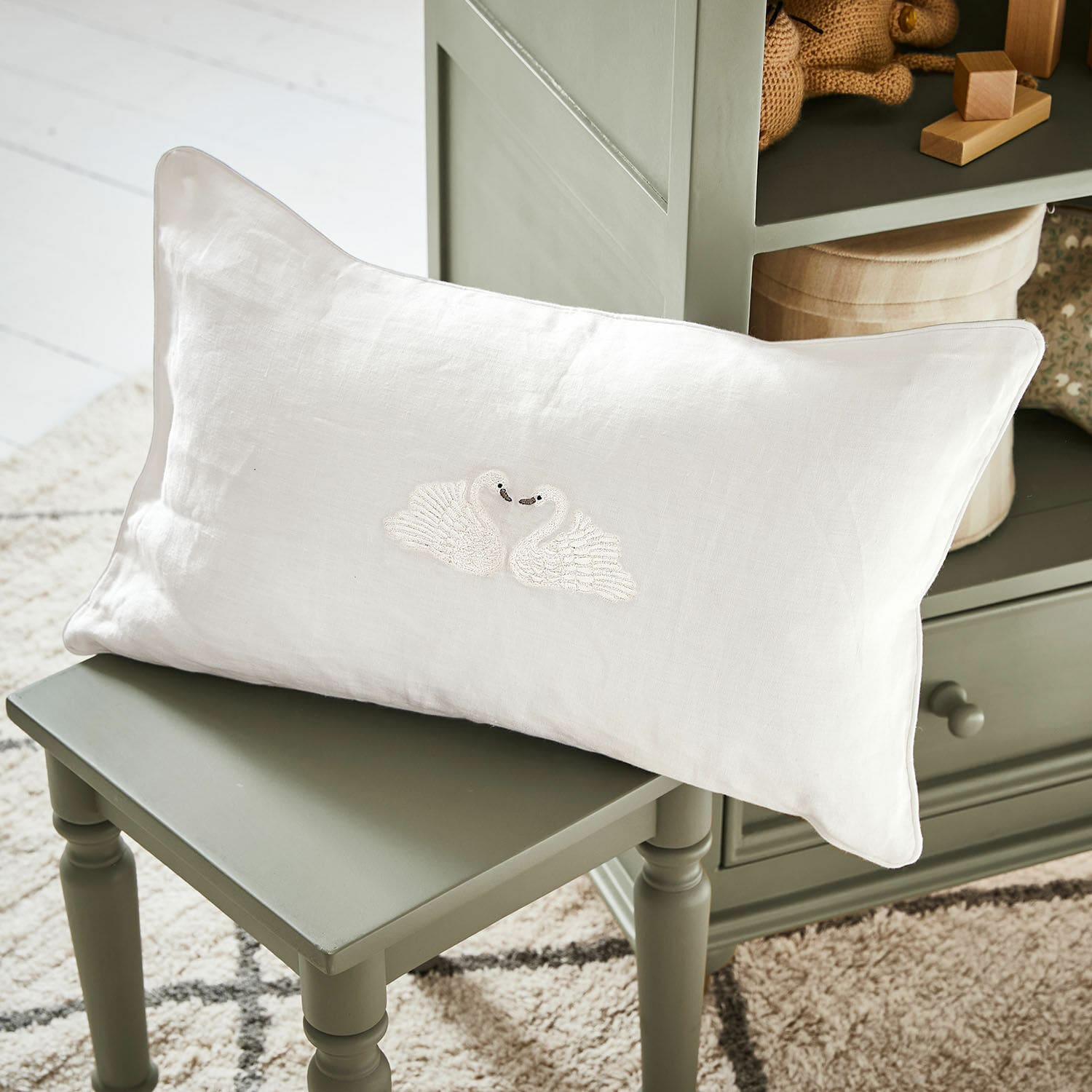 Funda de cojín Rialuna Cojín blanco de lino con bordado de dos cisnes sobre silla verde, decoración y textiles para el hogar