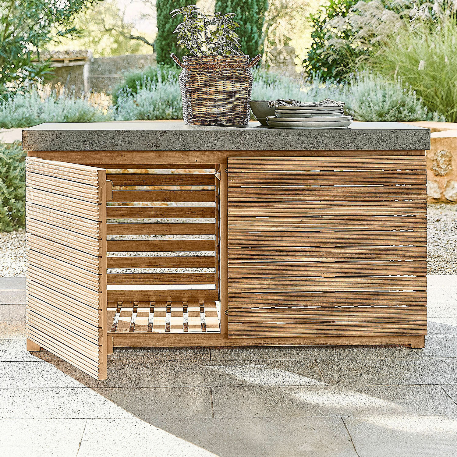 Mueble de cocina exterior FSC®-100 Venzone Armario de jardín de madera con encimera de hormigón y puerta abierta en terraza, muebles exteriores