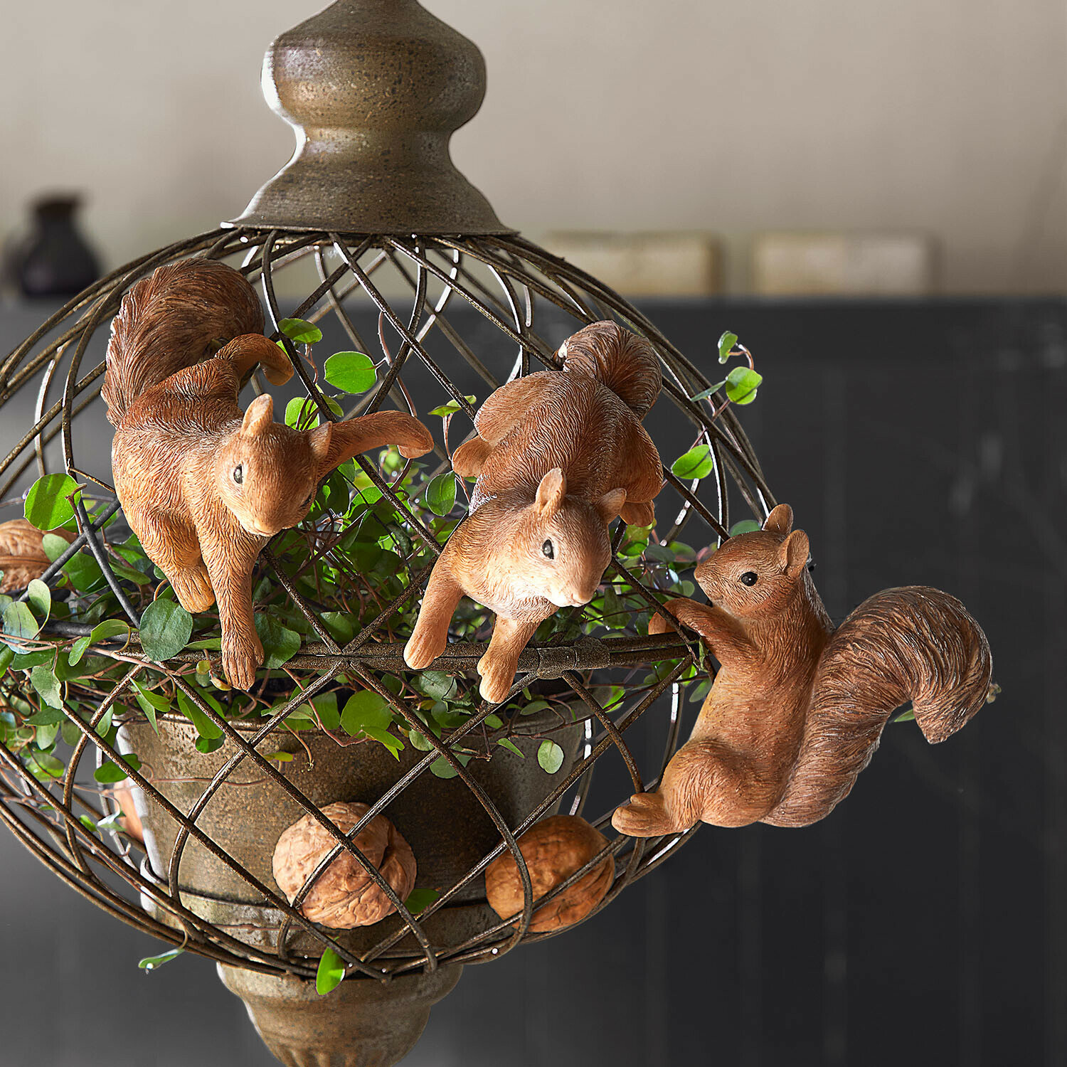 Set de 3 ardillas decorativas Sylvaraen Esfera metálica decorativa con tres ardillas marrones y hojas verdes para decoración interior