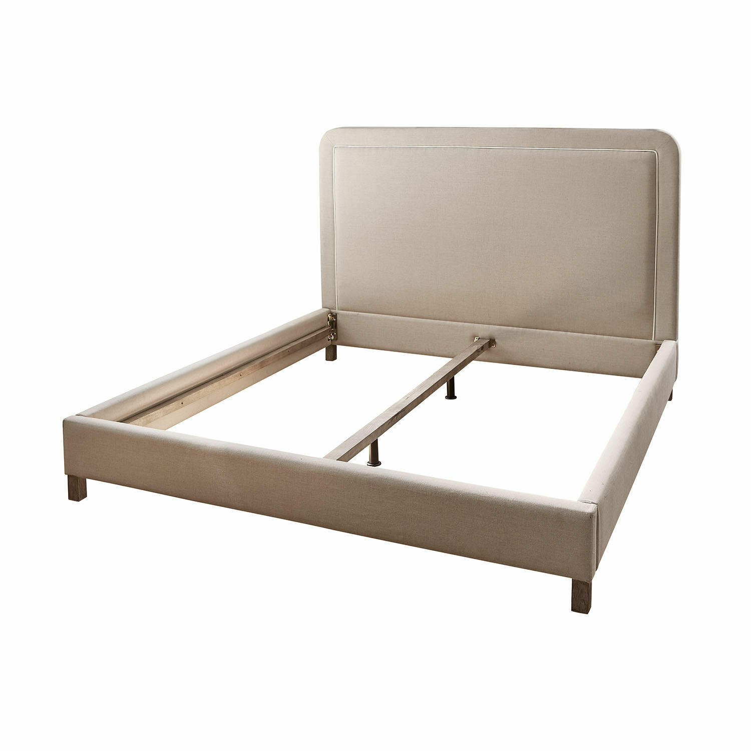 Cama Faircombe Cama tapizada beige con patas de madera y cabecero sencillo, estructura sin colchón
