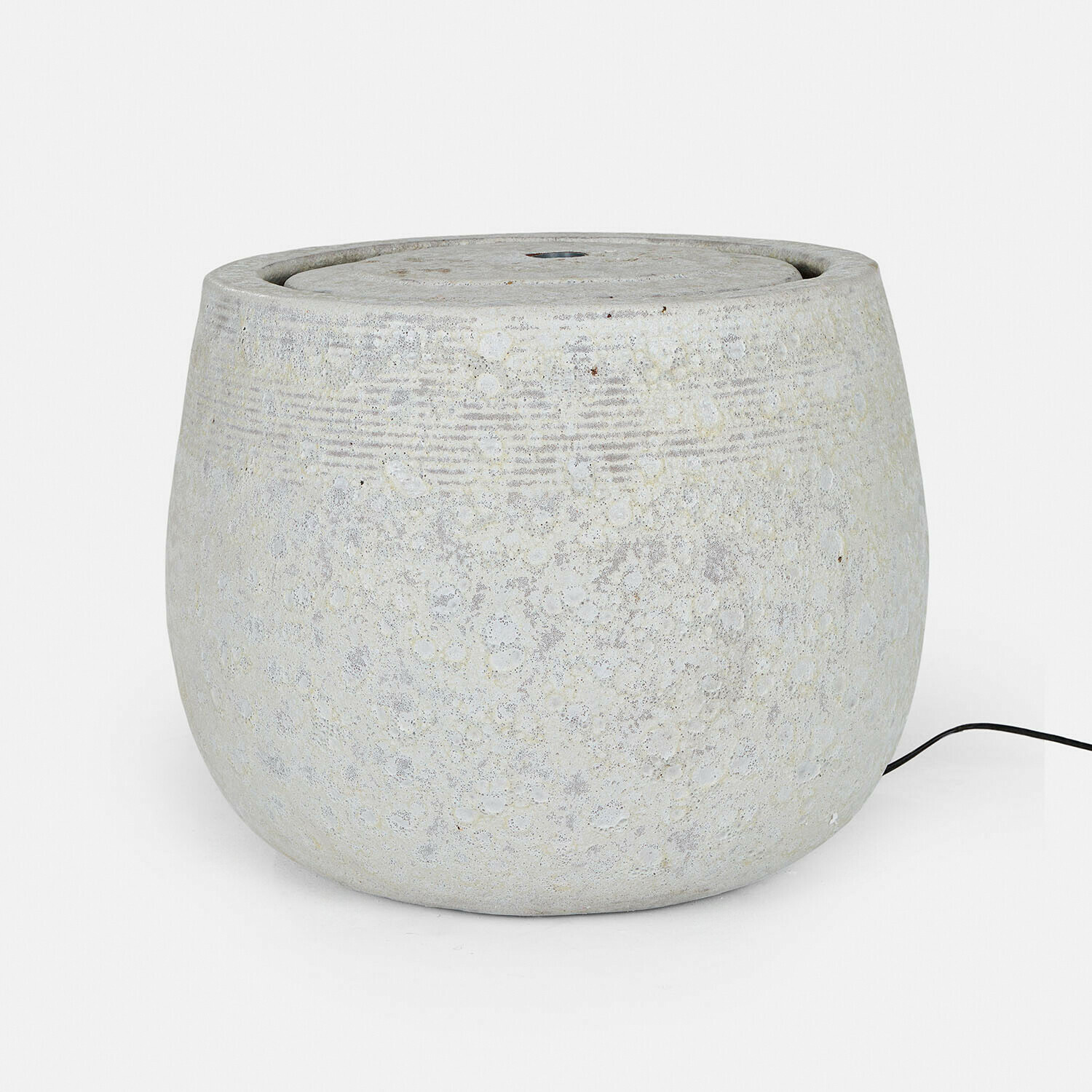 crema Fuente Seravia crema de piedra con forma redondeada, ideal para decoración de jardín