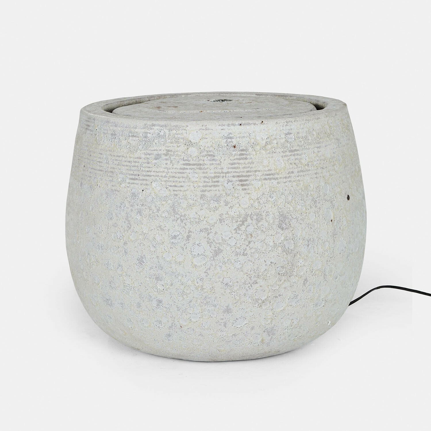 Fuente Seravia crema de piedra con forma redondeada, ideal para decoración de jardín