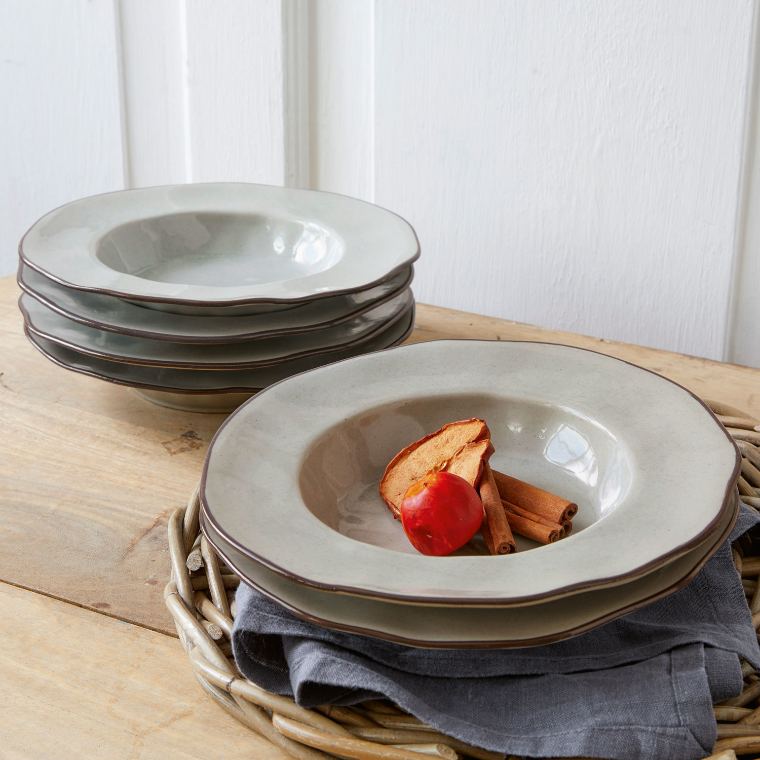 Set de 6 platos hondos Biarré Juego de platos hondos de cerámica gris sobre mesa de madera con decoración de especias