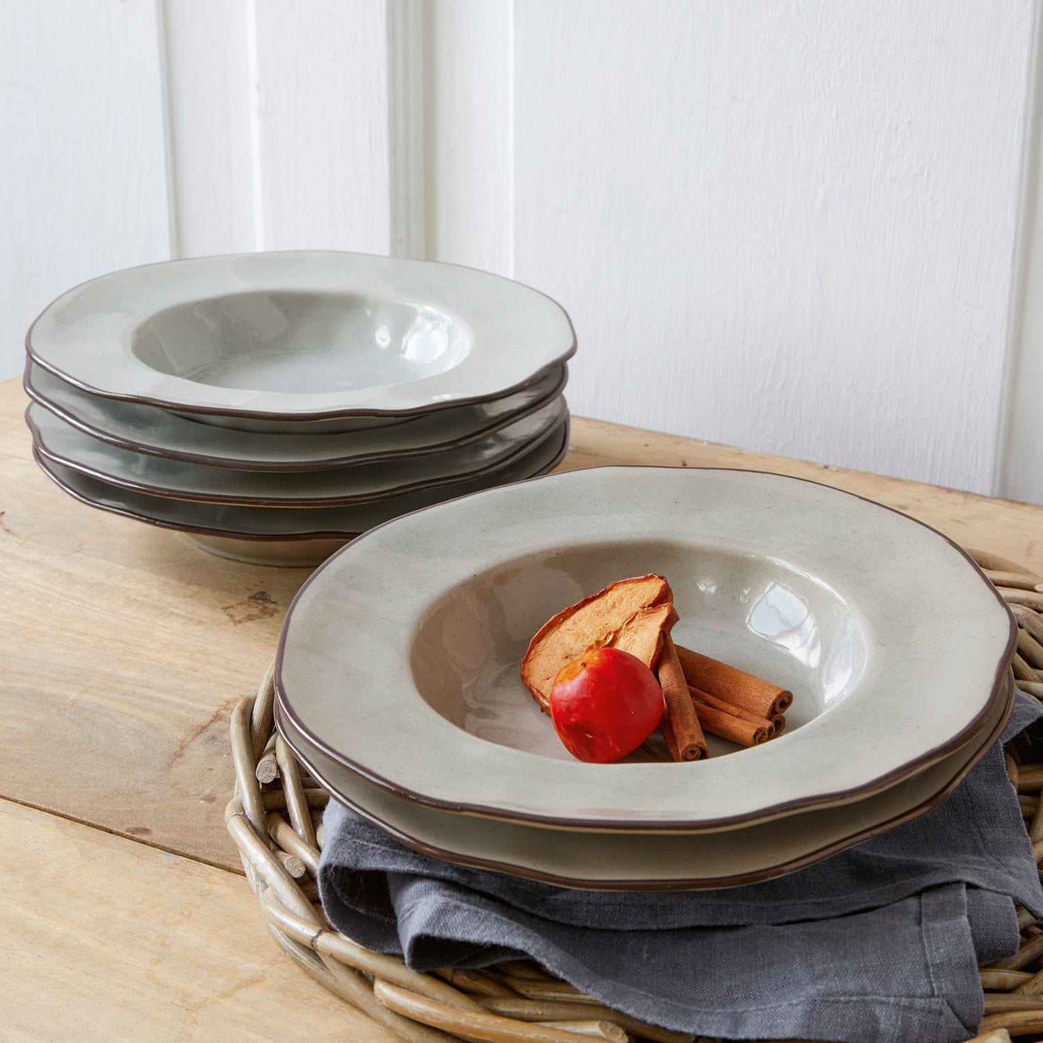 Set de 6 platos hondos Biarré Juego de platos hondos de cerámica gris sobre mesa de madera con decoración de especias