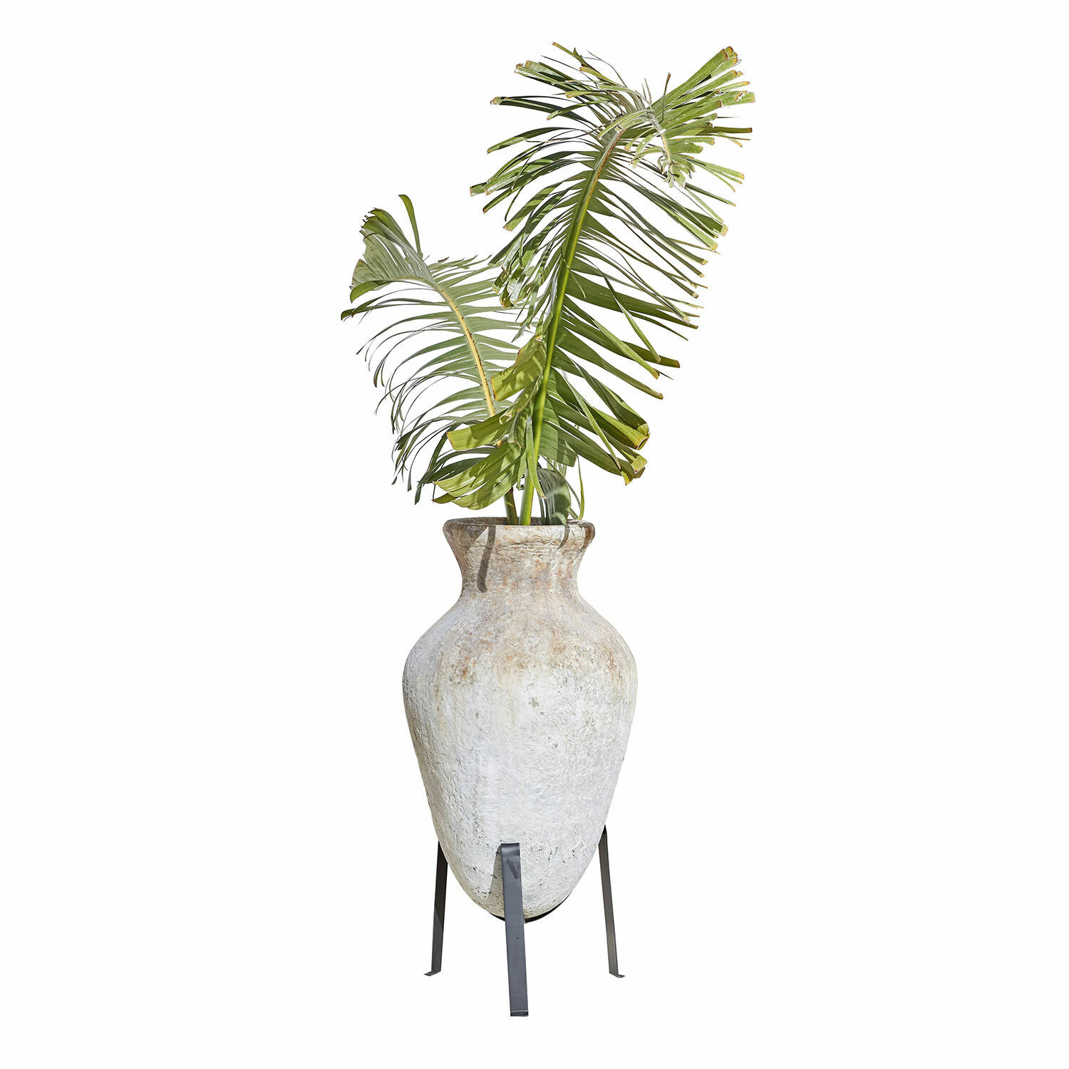 Gran jarrón de cerámica blanca sobre soporte metálico con hojas verdes decorativas