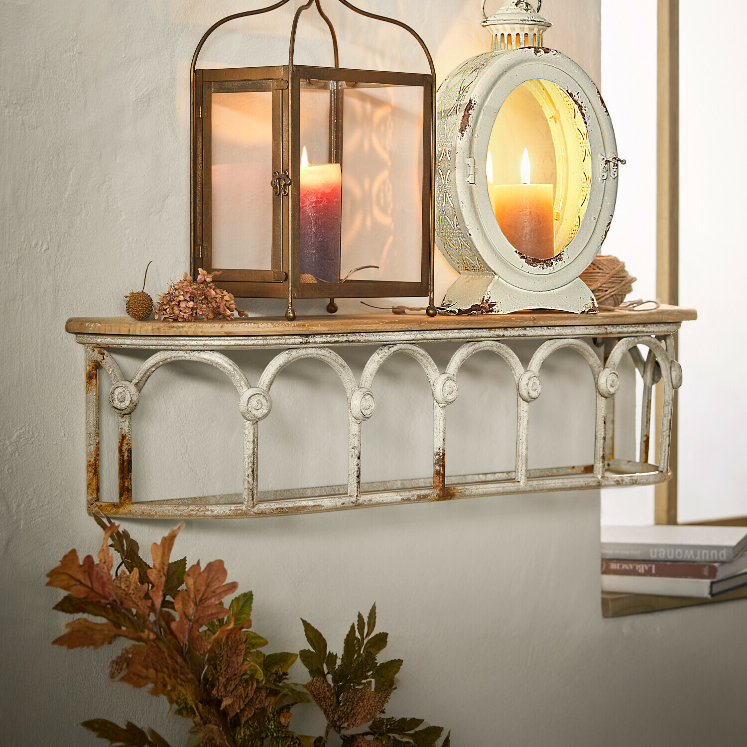Estante de pared Espèche Estante de pared de metal con pátina blanca y tablero de madera, decorado con faroles y velas para ambiente acogedor