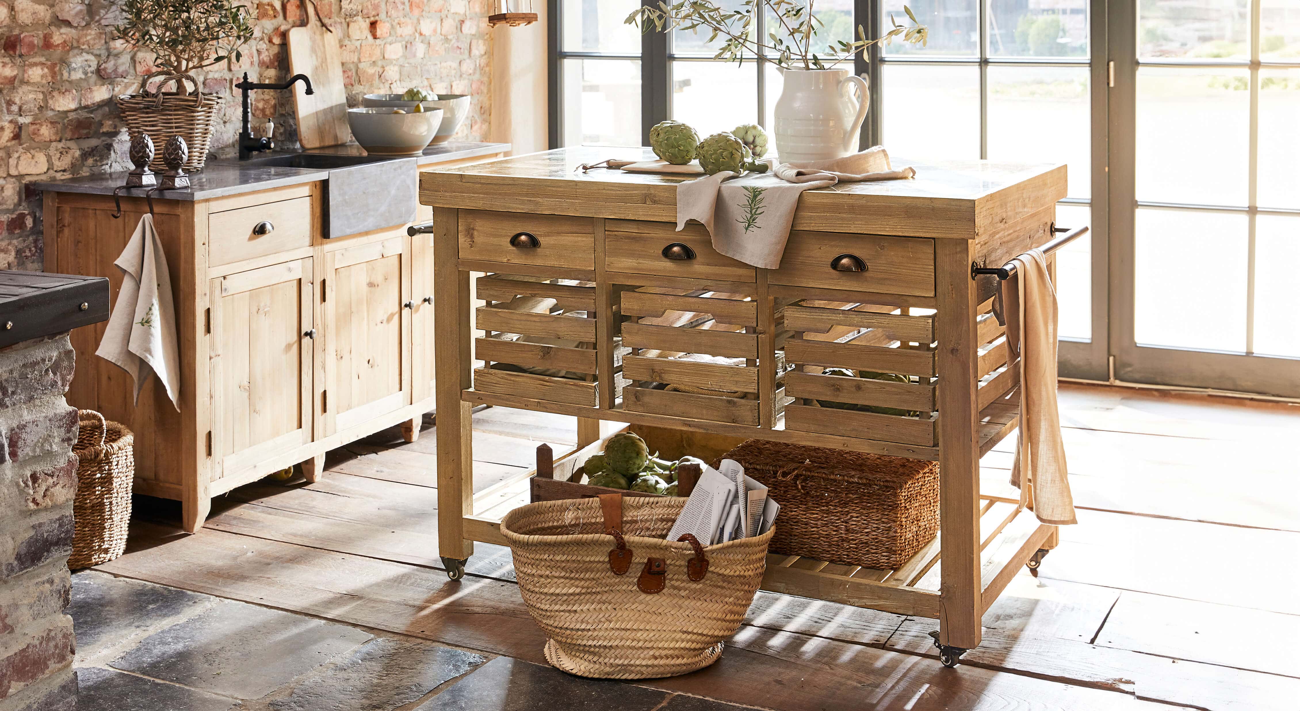 Isla de cocina de madera en color natural con cajones y estantes, estilo rústico, muebles de cocina