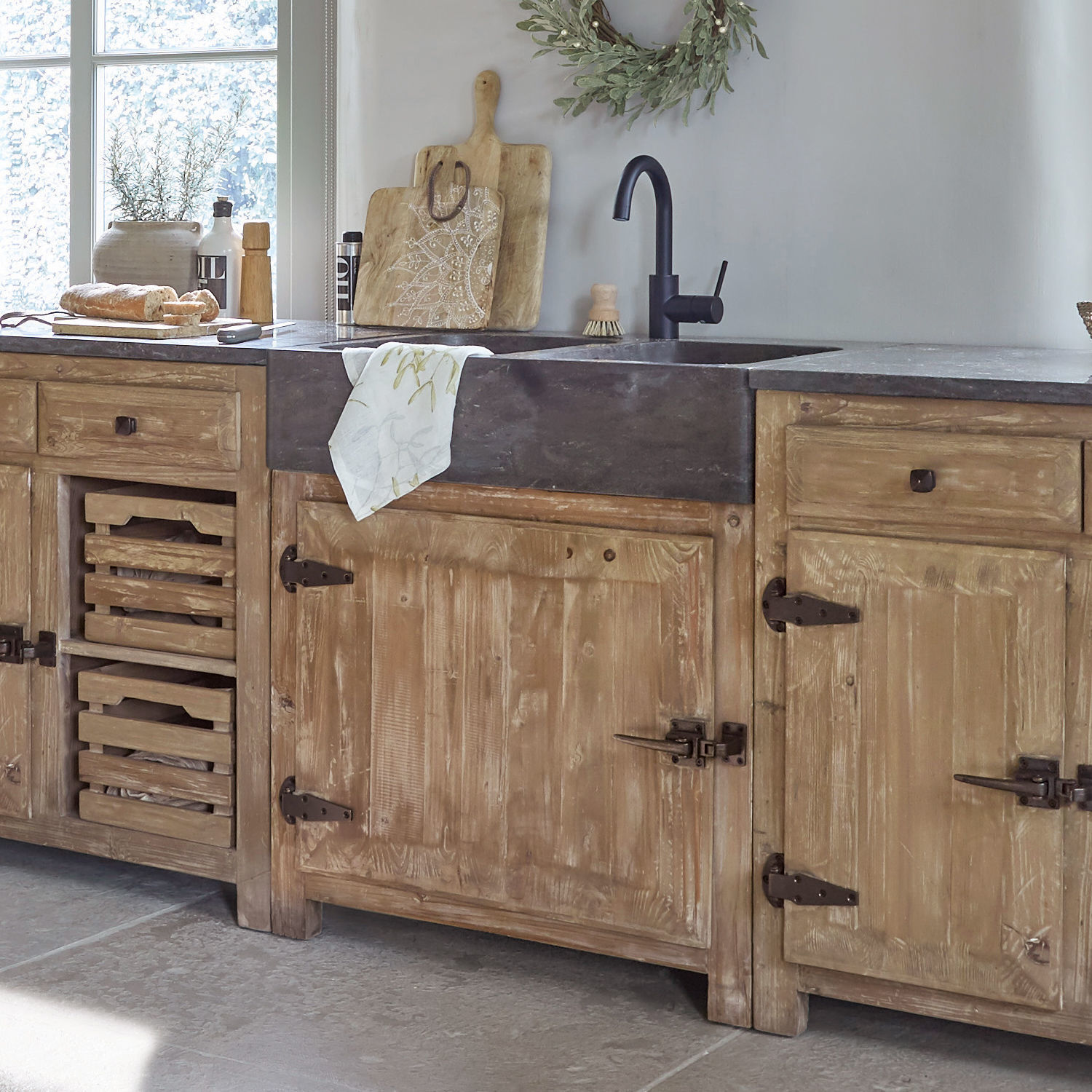 Mueble fregadero Stonehenge Cocina rústica de madera con fregadero de piedra negra y accesorios naturales para decoración interior