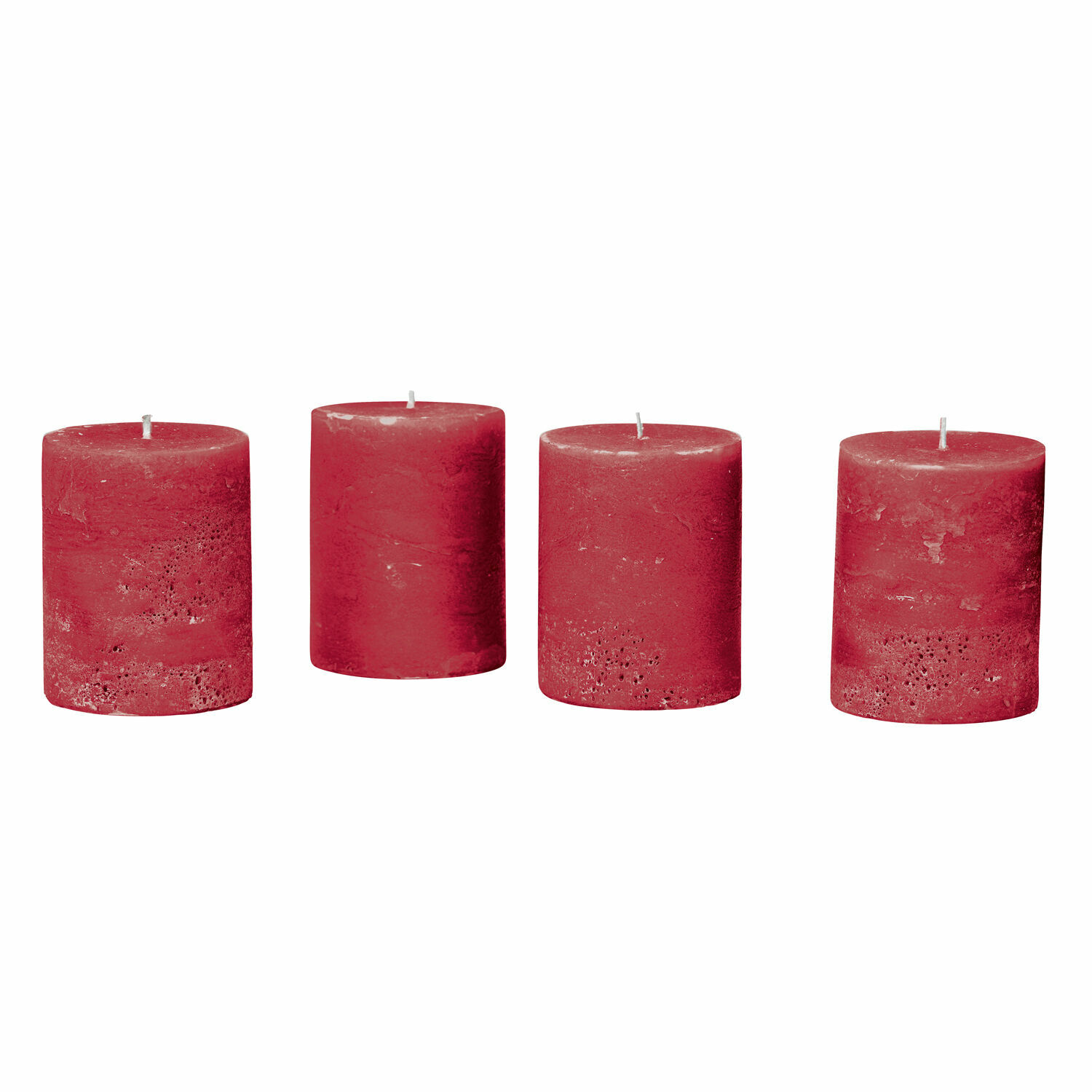 Cuatro velas rojas de cera con textura rústica, ideales para decoración de interiores