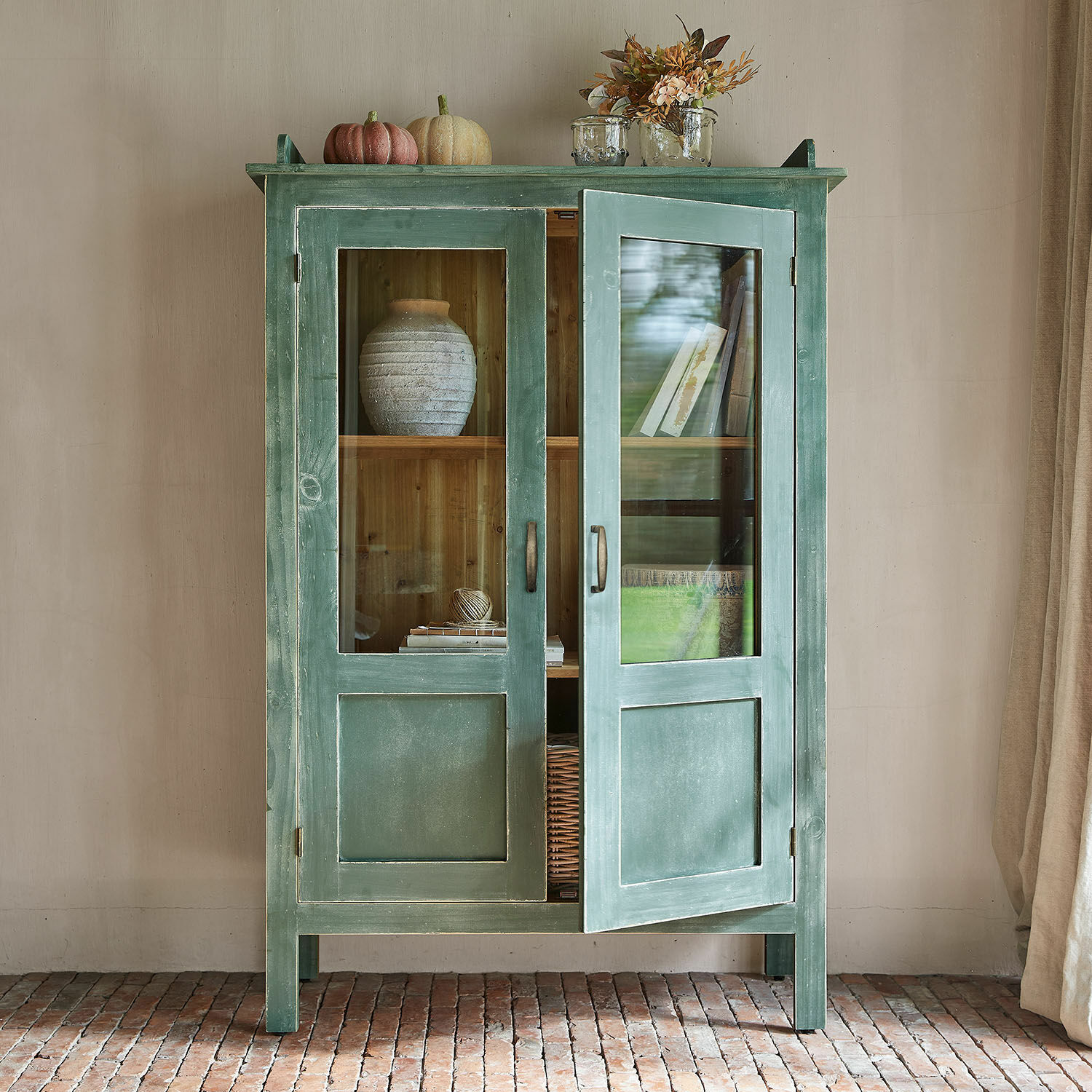 Vitrina Nouvellese Armario verde de madera con puertas de cristal y decoraciones arriba, mueble rústico para salón