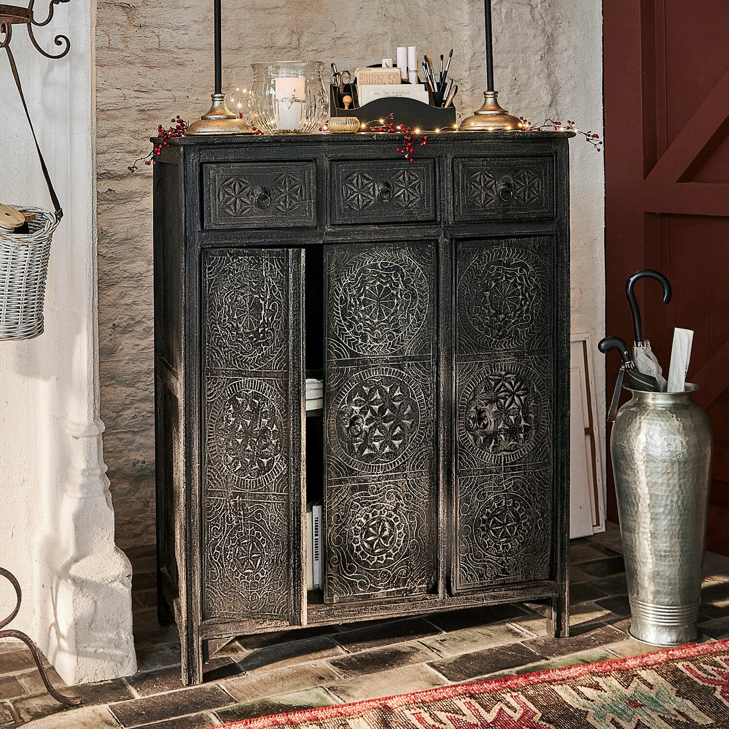 Cómoda Dakota Aparador negro de madera con puertas y cajones tallados, mueble decorativo para salón