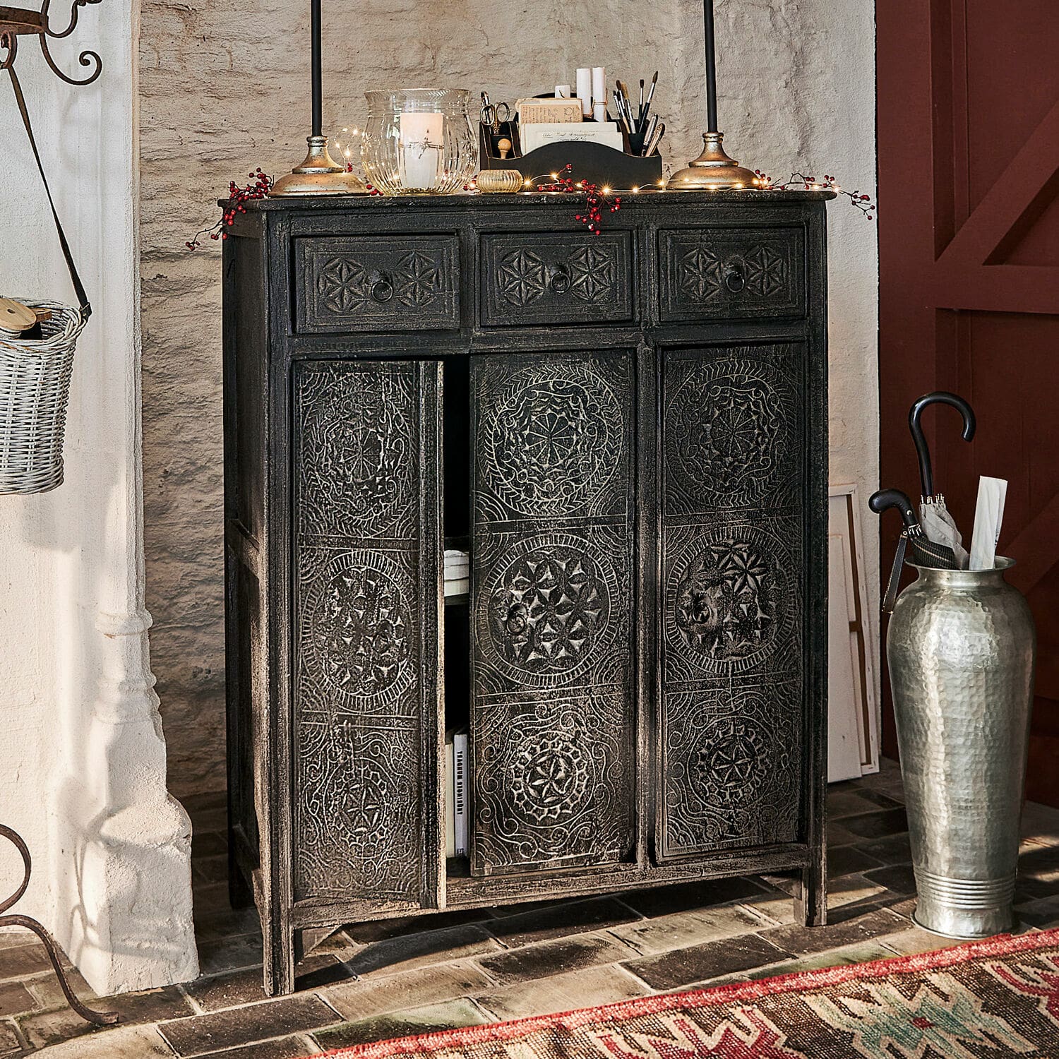 Cómoda Dakota Aparador negro de madera con puertas y cajones tallados, mueble decorativo para salón