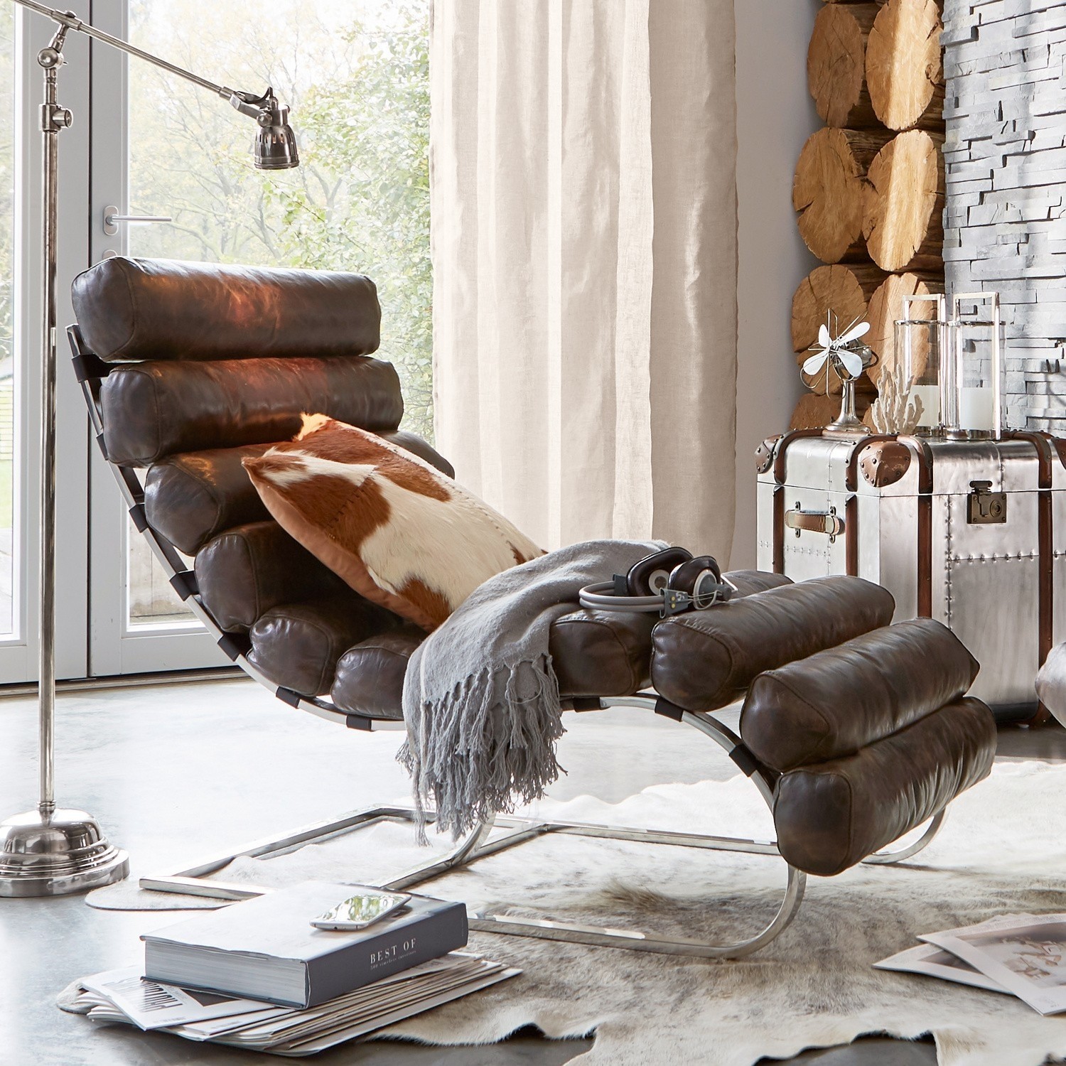 Tumbona Davyss Sillón moderno de cuero marrón oscuro con estructura metálica y cojín suave en sala de estar