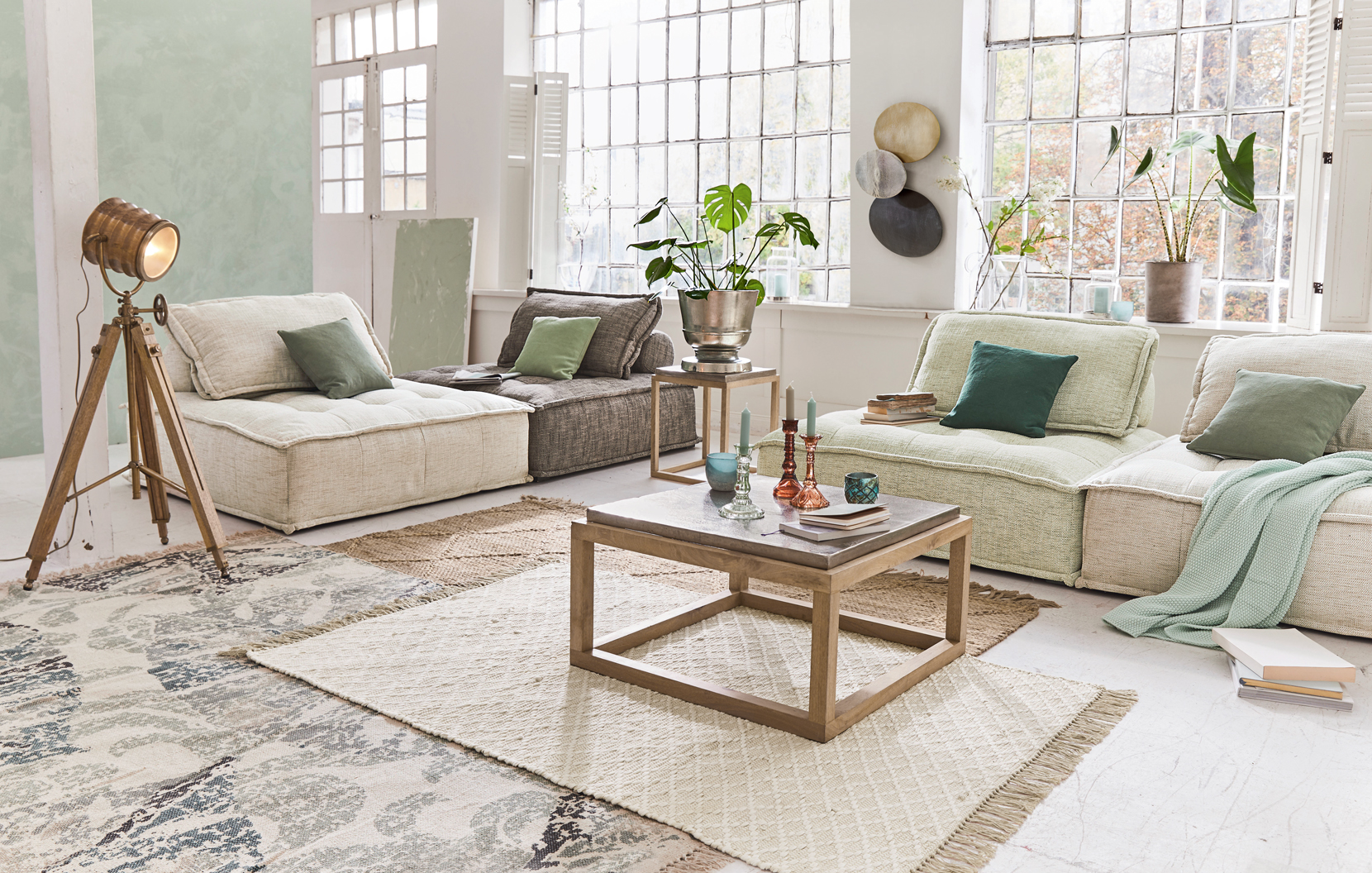 Sala acogedora con sofás beige y gris, mesa de madera y lámpara de estilo loft industrial
